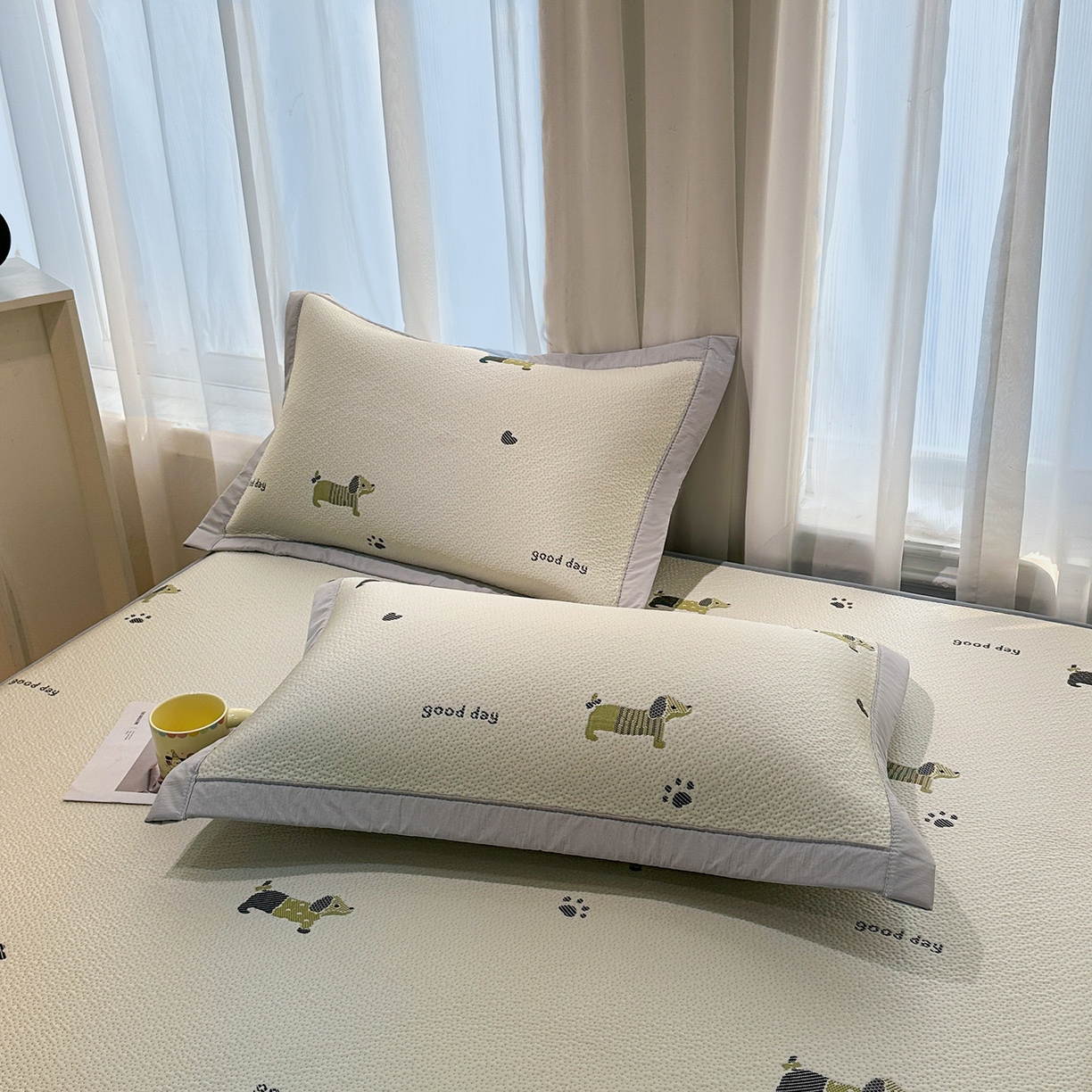 91家纺网 家纺一手货源 找家纺 居易简2026新款卡通实拍小红书爆款凉豆豆凉席100%PE 乙纶凉感可水洗床席席子-床笠款 腊肠小狗