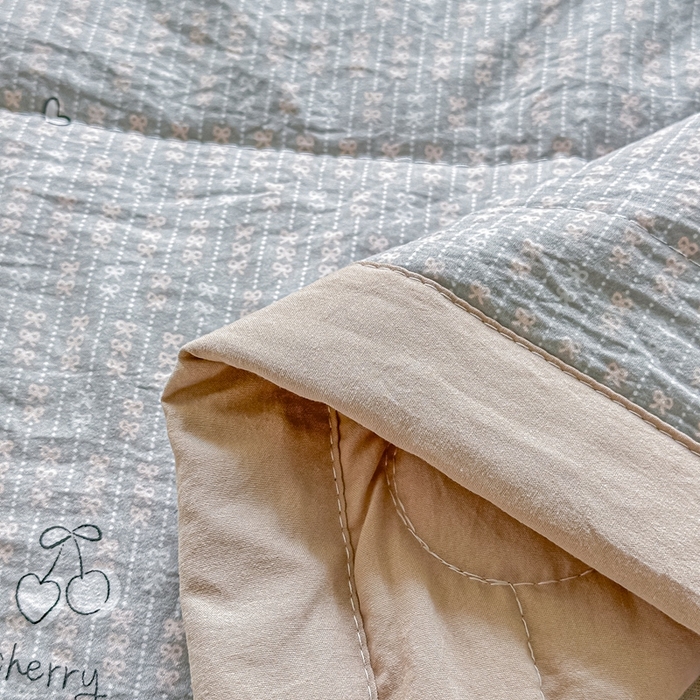 91家纺网 家纺一手货源 找家纺 好欣怡家纺 2026新款110克云柔棉被子50%新疆棉花夏被冬被被芯直播首选（含检测报告） 樱桃蝴蝶结-夏被