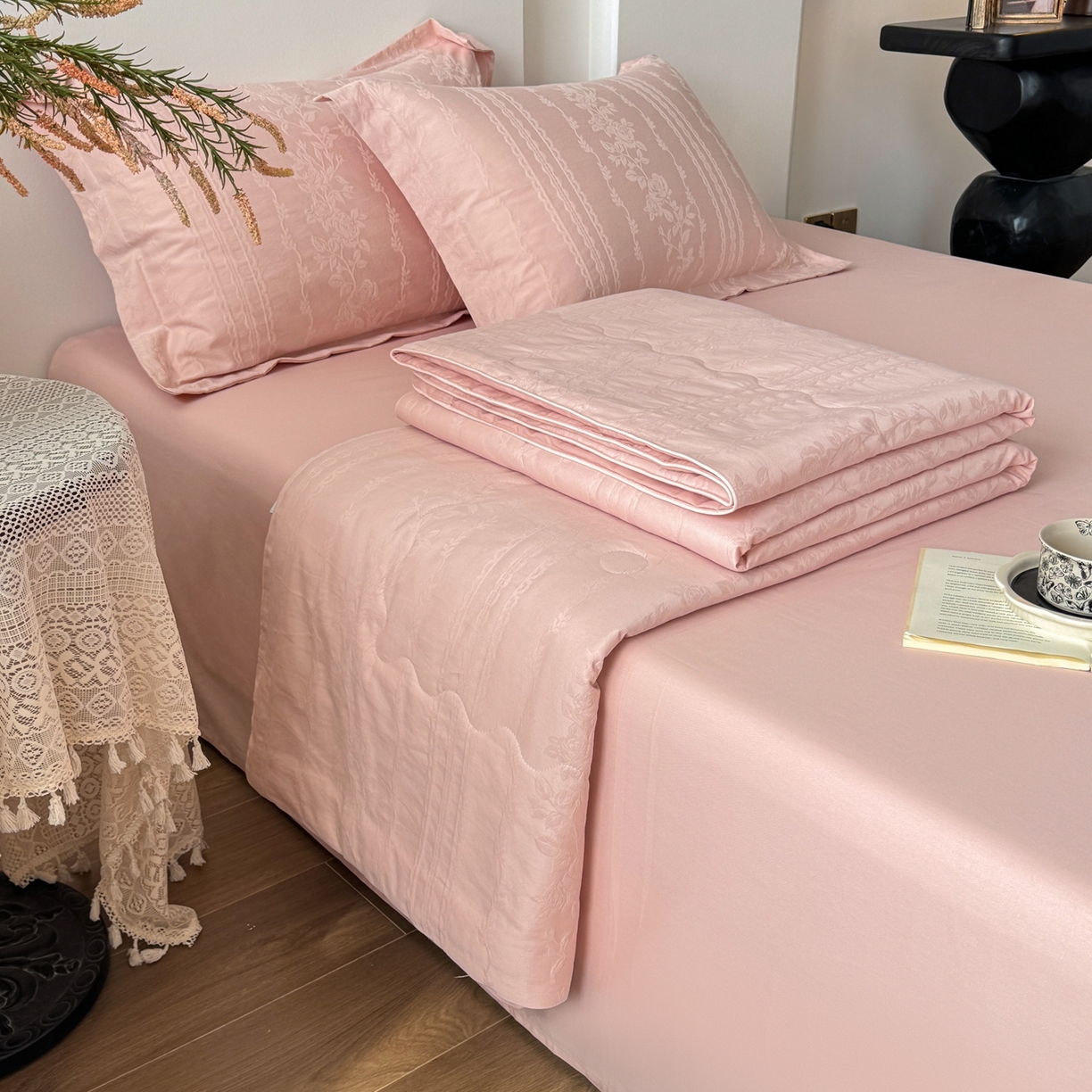 91家纺网 家纺一手货源 找家纺 梵克保罗 2026春夏新款全棉60S长绒棉立体厚织提花单夏被枕套夏凉被空调被 花漾甜心-唯美粉