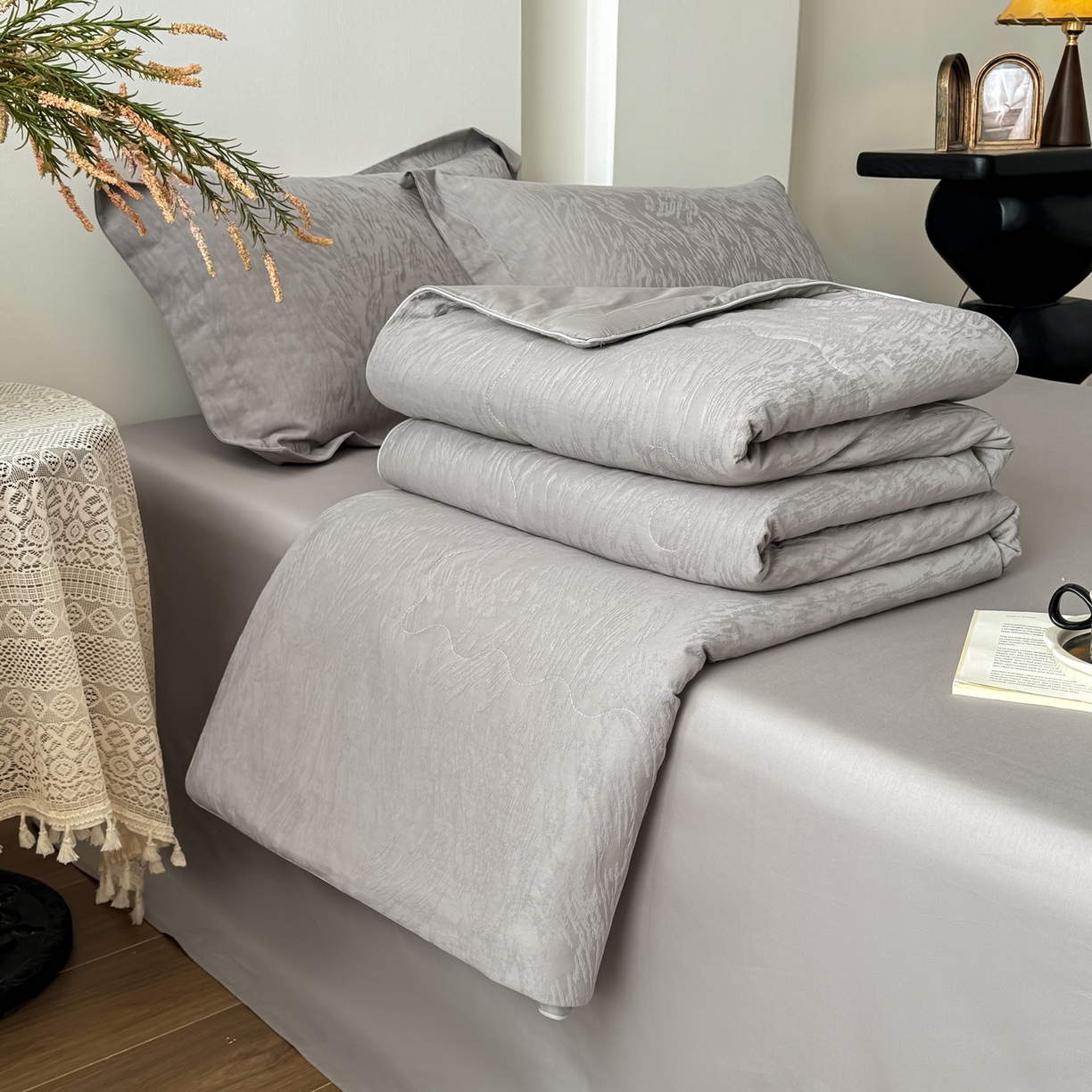 91家纺网 家纺一手货源 找家纺 梵克保罗 2026春夏新款全棉60S长绒棉立体厚织提花单夏被枕套夏凉被空调被 克拉拉-太空灰