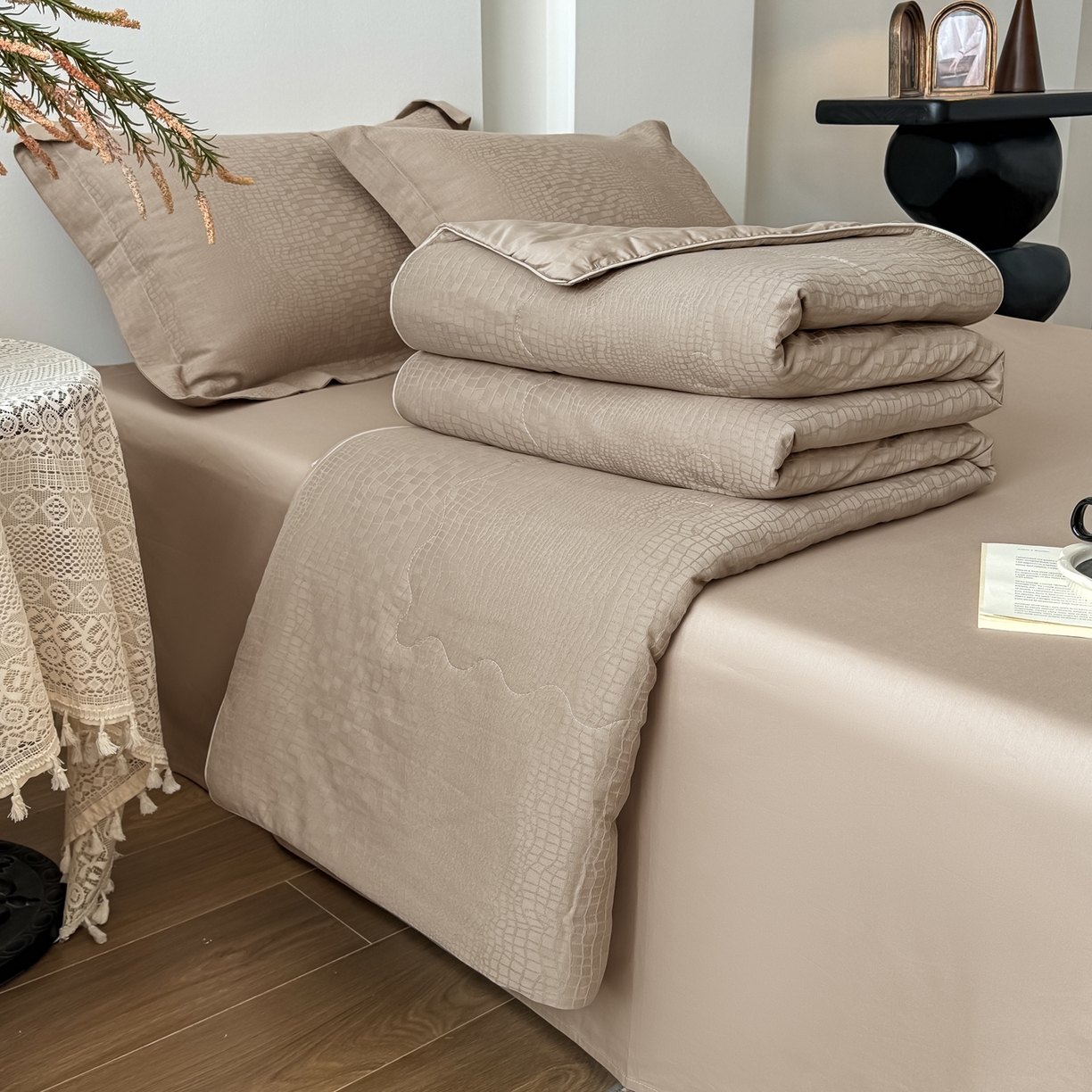 91家纺网 家纺一手货源 找家纺 梵克保罗 2026春夏新款全棉60S长绒棉立体厚织提花单夏被枕套夏凉被空调被 石烁-金属灰