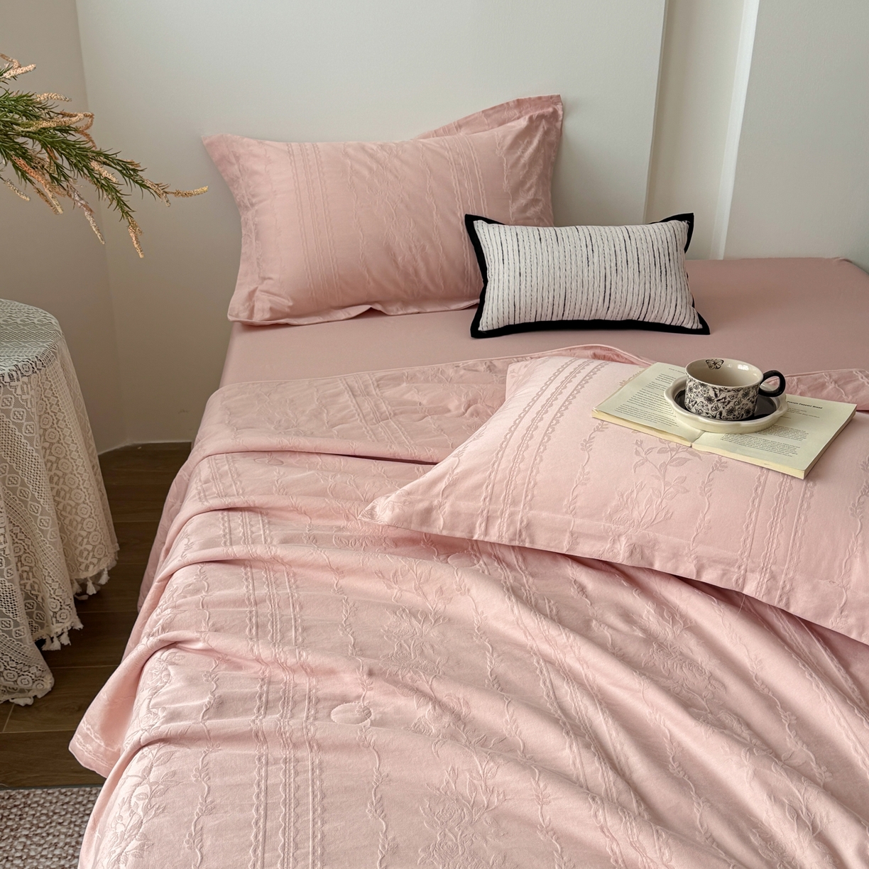 91家纺网 家纺一手货源 找家纺 梵克保罗 2026春夏新款全棉60S长绒棉立体厚织提花单夏被枕套夏凉被空调被 花漾甜心-唯美粉