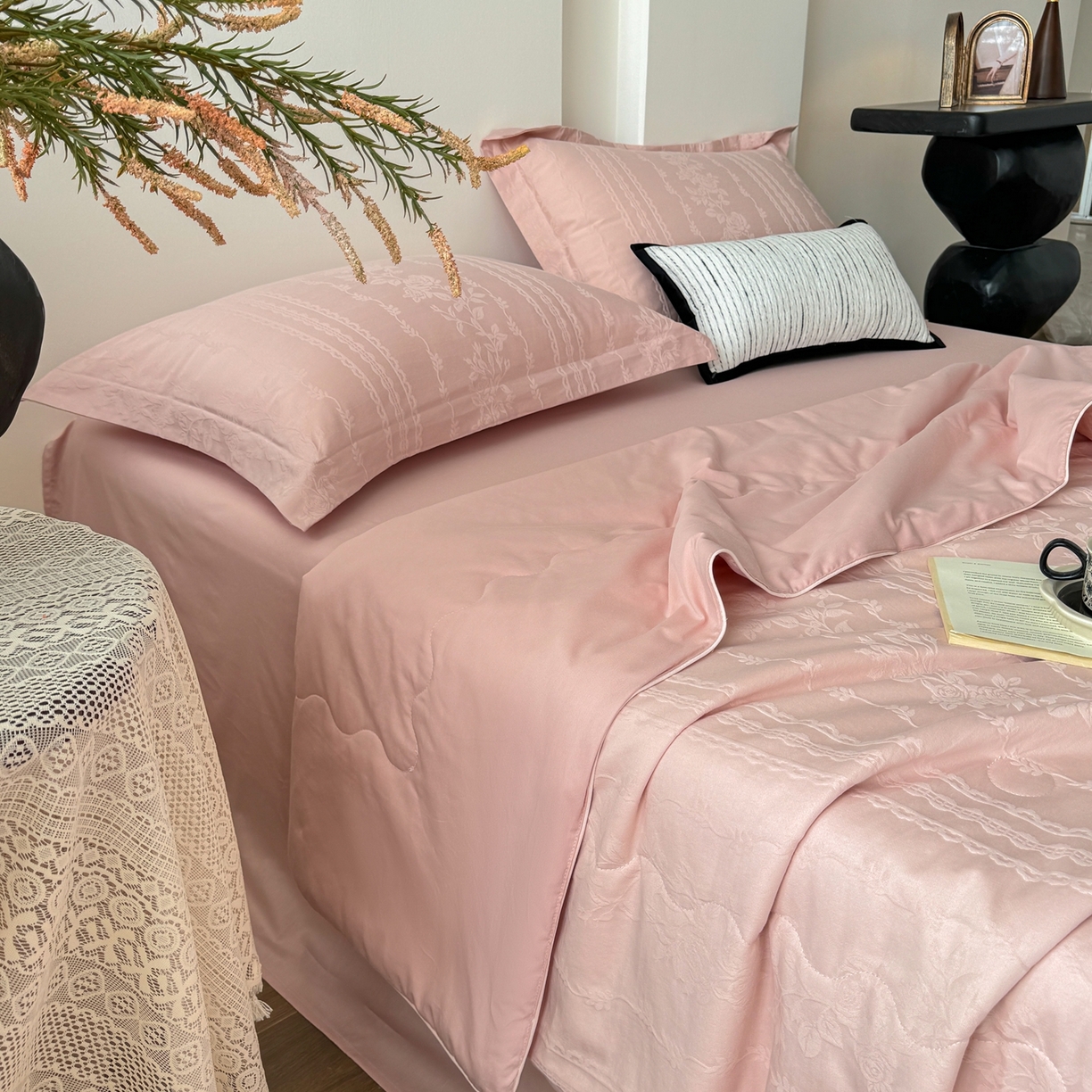 91家纺网 家纺一手货源 找家纺 梵克保罗 2026春夏新款全棉60S长绒棉立体厚织提花单夏被枕套夏凉被空调被 花漾甜心-唯美粉