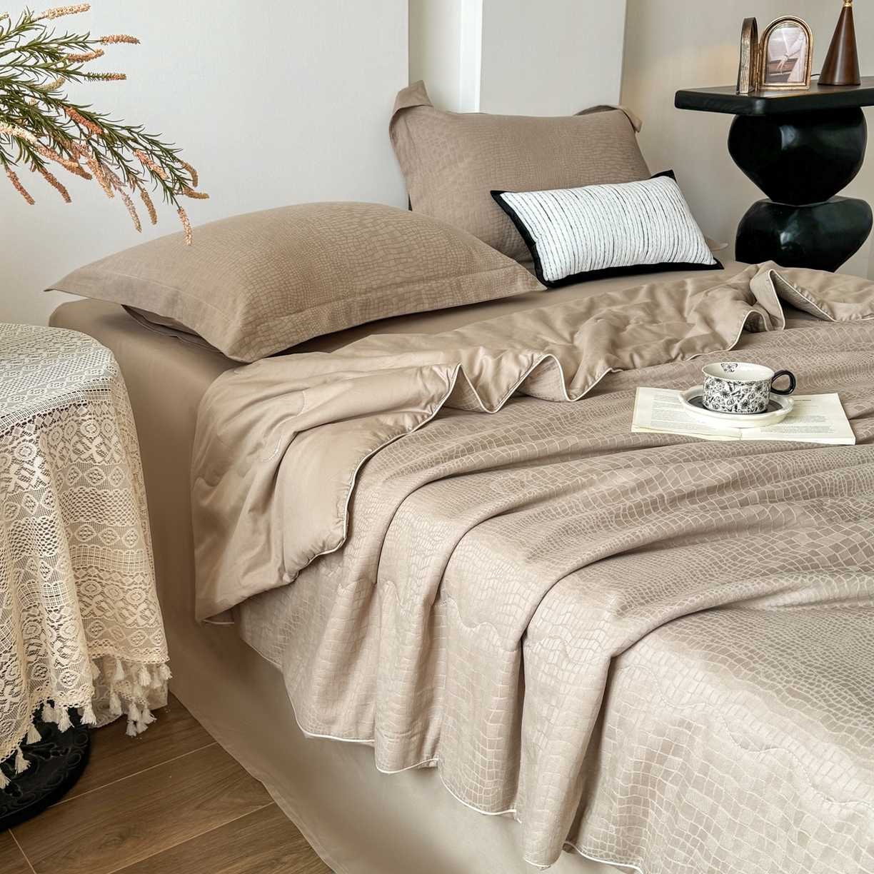 91家纺网 家纺一手货源 找家纺 梵克保罗 2026春夏新款全棉60S长绒棉立体厚织提花单夏被枕套夏凉被空调被 石烁-金属灰