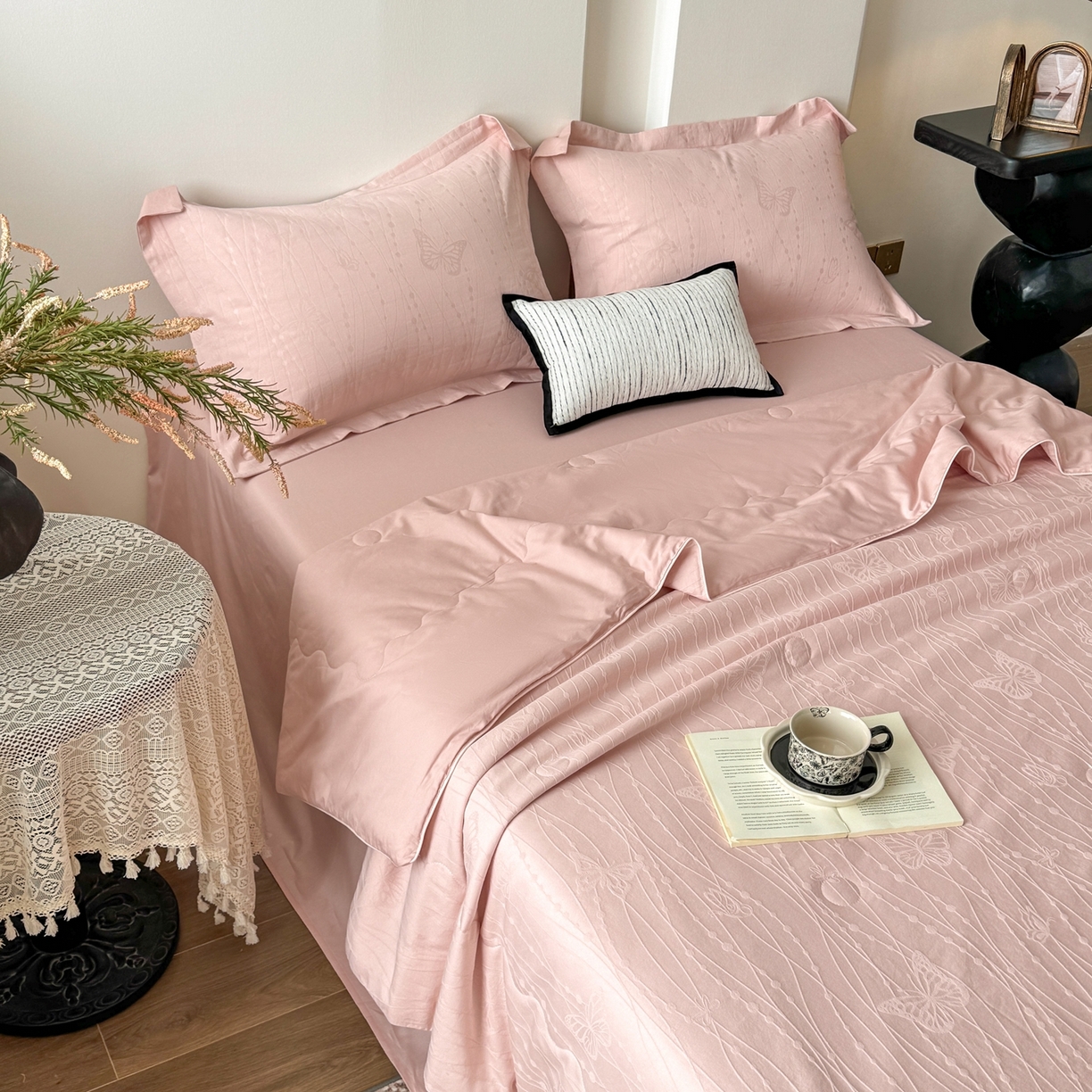 91家纺网 家纺一手货源 找家纺 梵克保罗 2026春夏新款全棉60S长绒棉立体厚织提花单夏被枕套夏凉被空调被 蝶梦-唯美粉