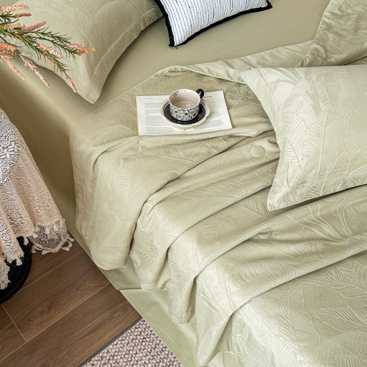 91家纺网 家纺一手货源 找家纺 梵克保罗 2026春夏新款全棉60S长绒棉立体厚织提花单夏被枕套夏凉被空调被 焦野-奶绿