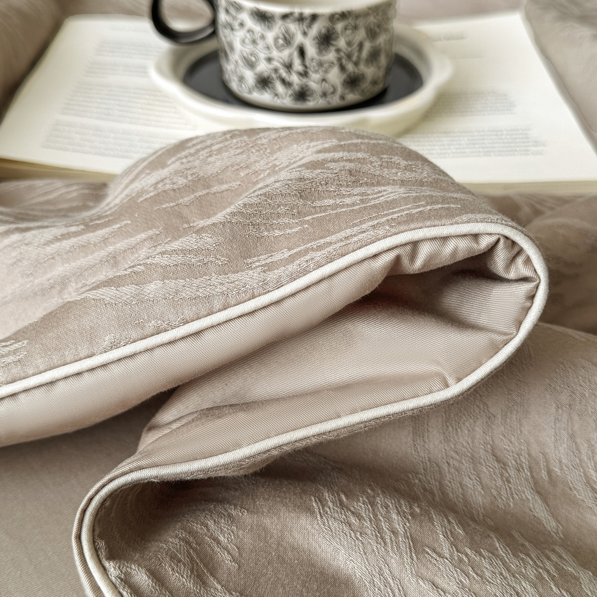 91家纺网 家纺一手货源 找家纺 梵克保罗 2026春夏新款全棉60S长绒棉立体厚织提花单夏被枕套夏凉被空调被 克拉拉-金属灰