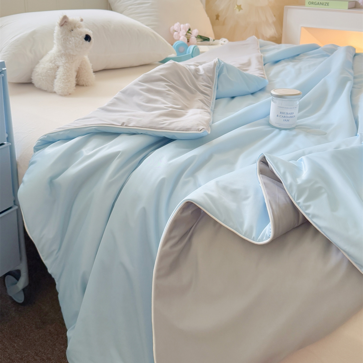 91家纺网 家纺一手货源 找家纺 名兮家居 2026春夏纯色双拼A类凉感丝夏凉被 天空蓝-浅灰