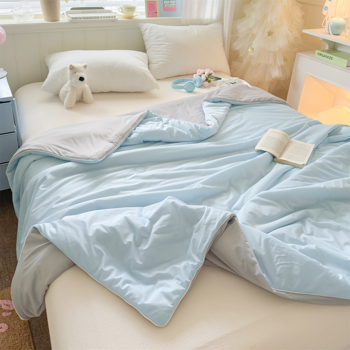 91家纺网 家纺一手货源 找家纺 名兮家居 2026春夏纯色双拼A类凉感丝夏凉被 天空蓝-浅灰