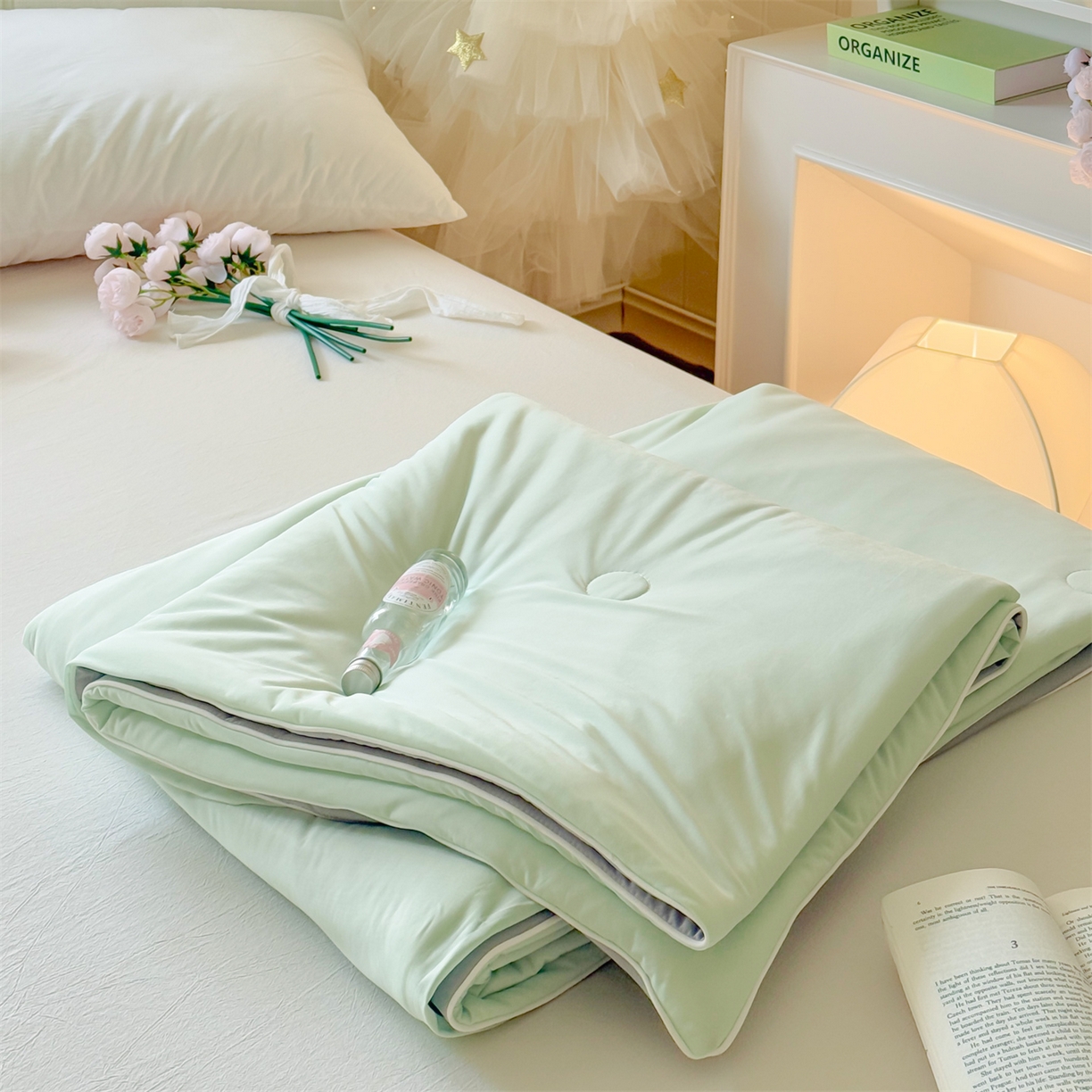91家纺网 家纺一手货源 找家纺 名兮家居 2026春夏纯色双拼A类凉感丝夏凉被 薄荷绿-浅灰