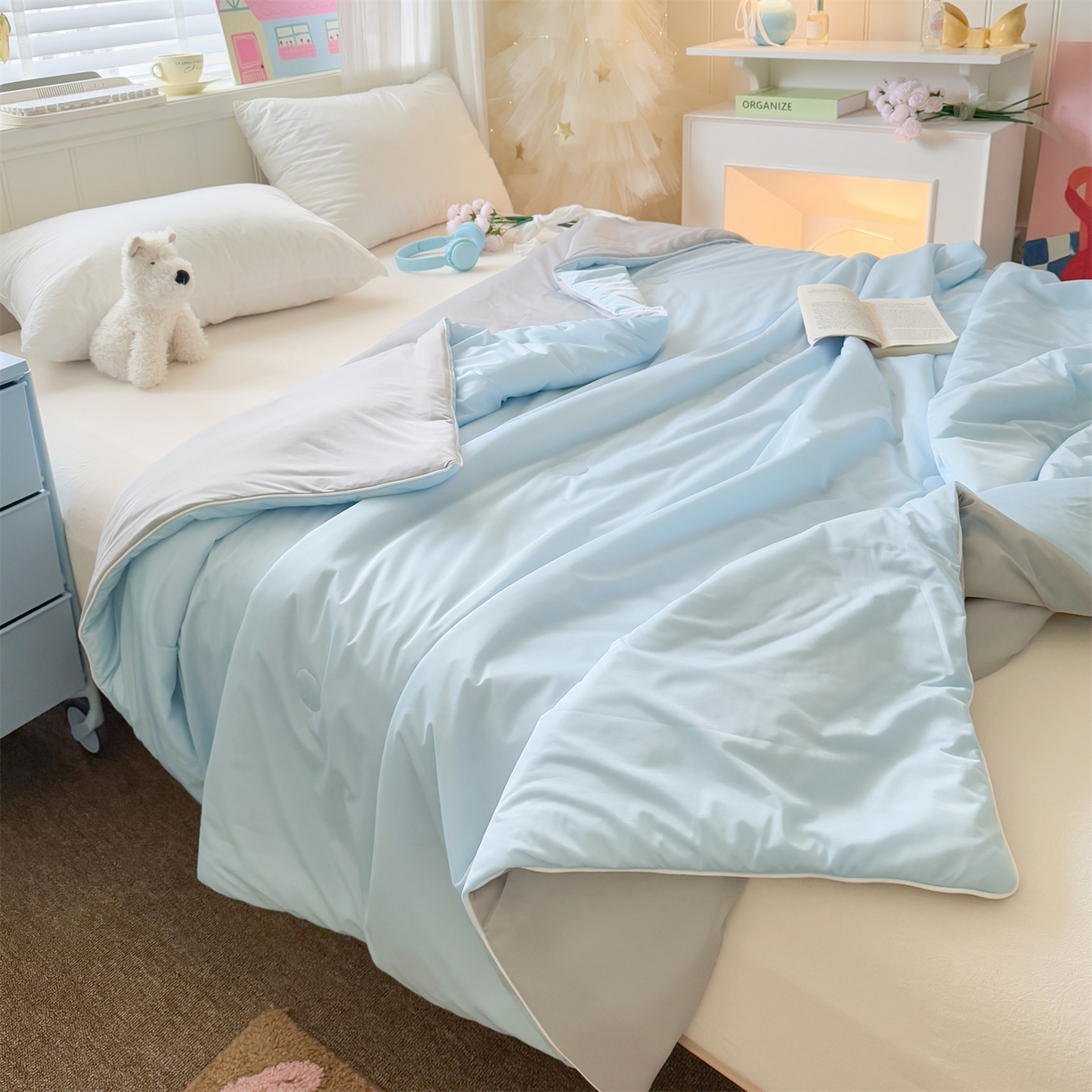 91家纺网 家纺一手货源 找家纺 名兮家居 2026春夏纯色双拼A类凉感丝夏凉被 天空蓝-浅灰