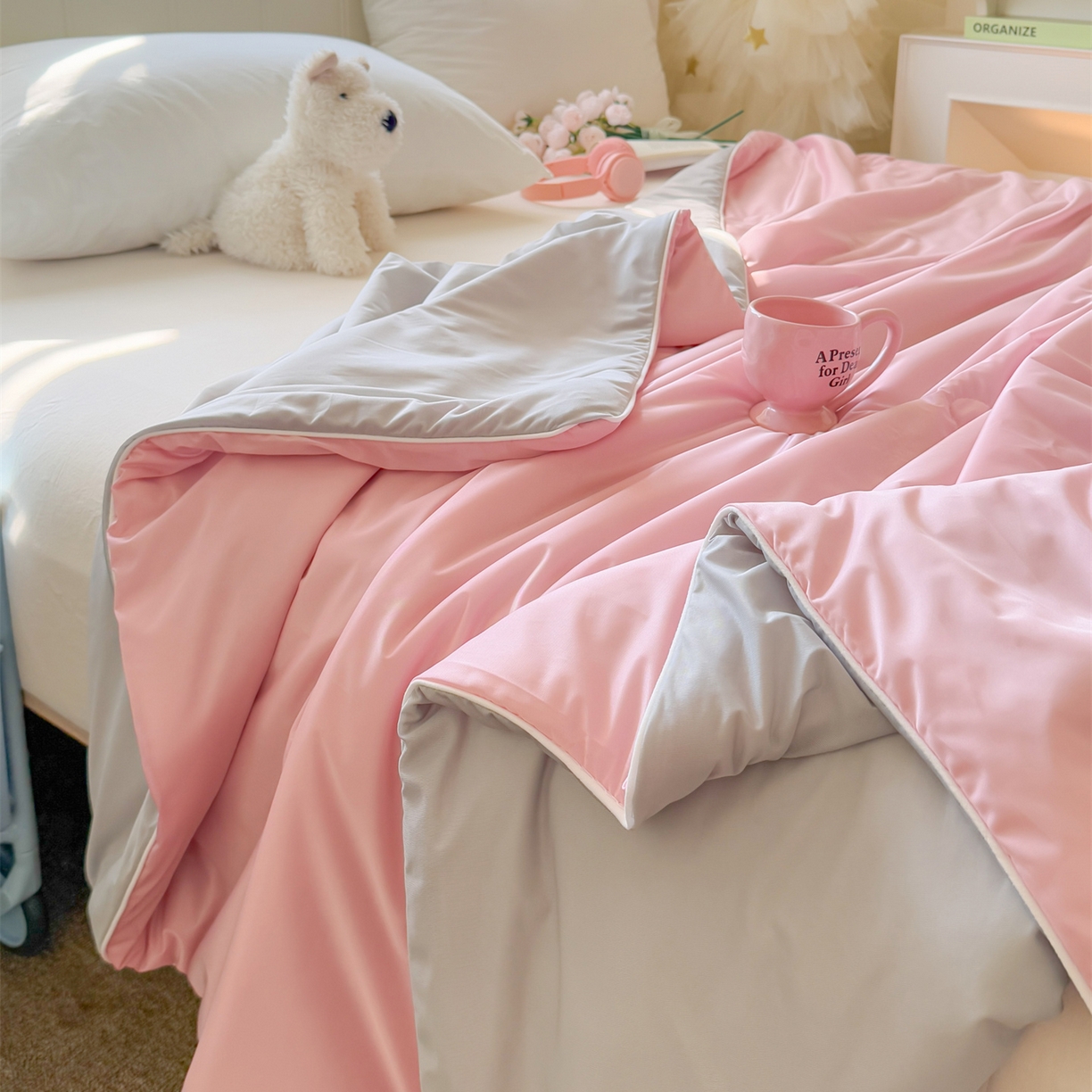 91家纺网 家纺一手货源 找家纺 名兮家居 2026春夏纯色双拼A类凉感丝夏凉被 豆沙-浅灰