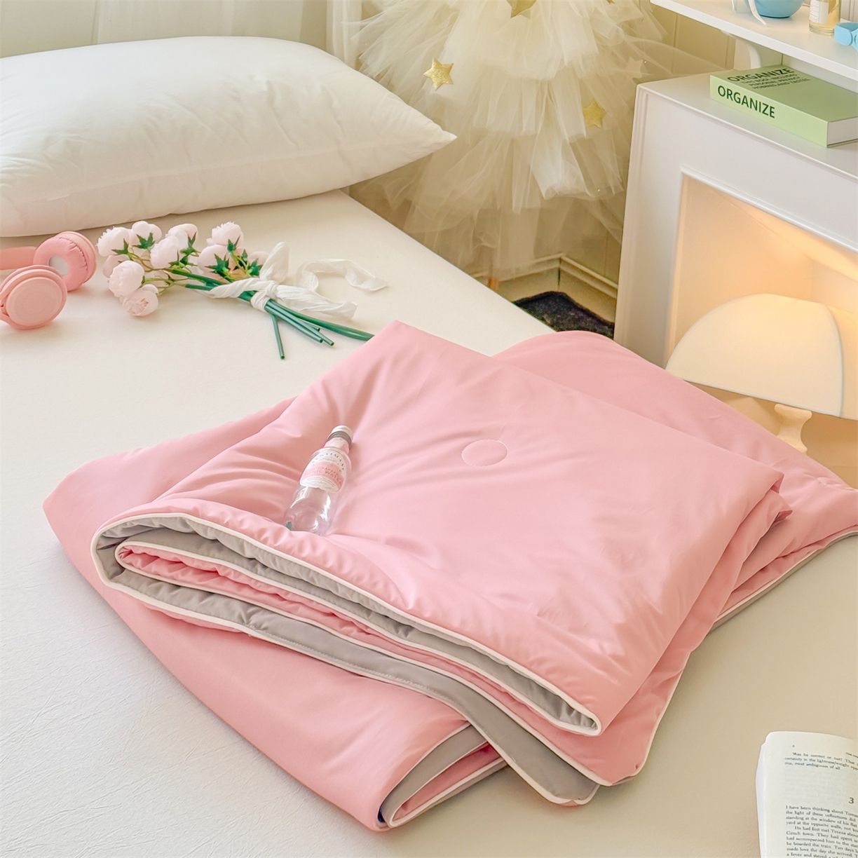 91家纺网 家纺一手货源 找家纺 名兮家居 2026春夏纯色双拼A类凉感丝夏凉被 豆沙-浅灰