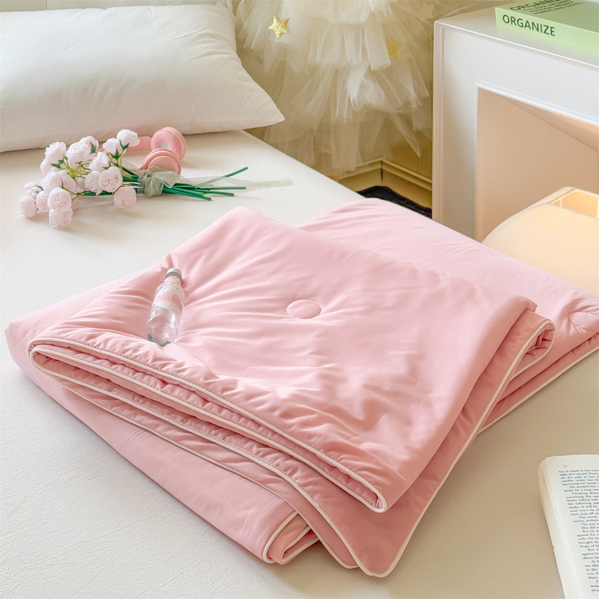 91家纺网 家纺一手货源 找家纺 名兮家居 2026春夏纯色双拼A类凉感丝夏凉被 豆沙