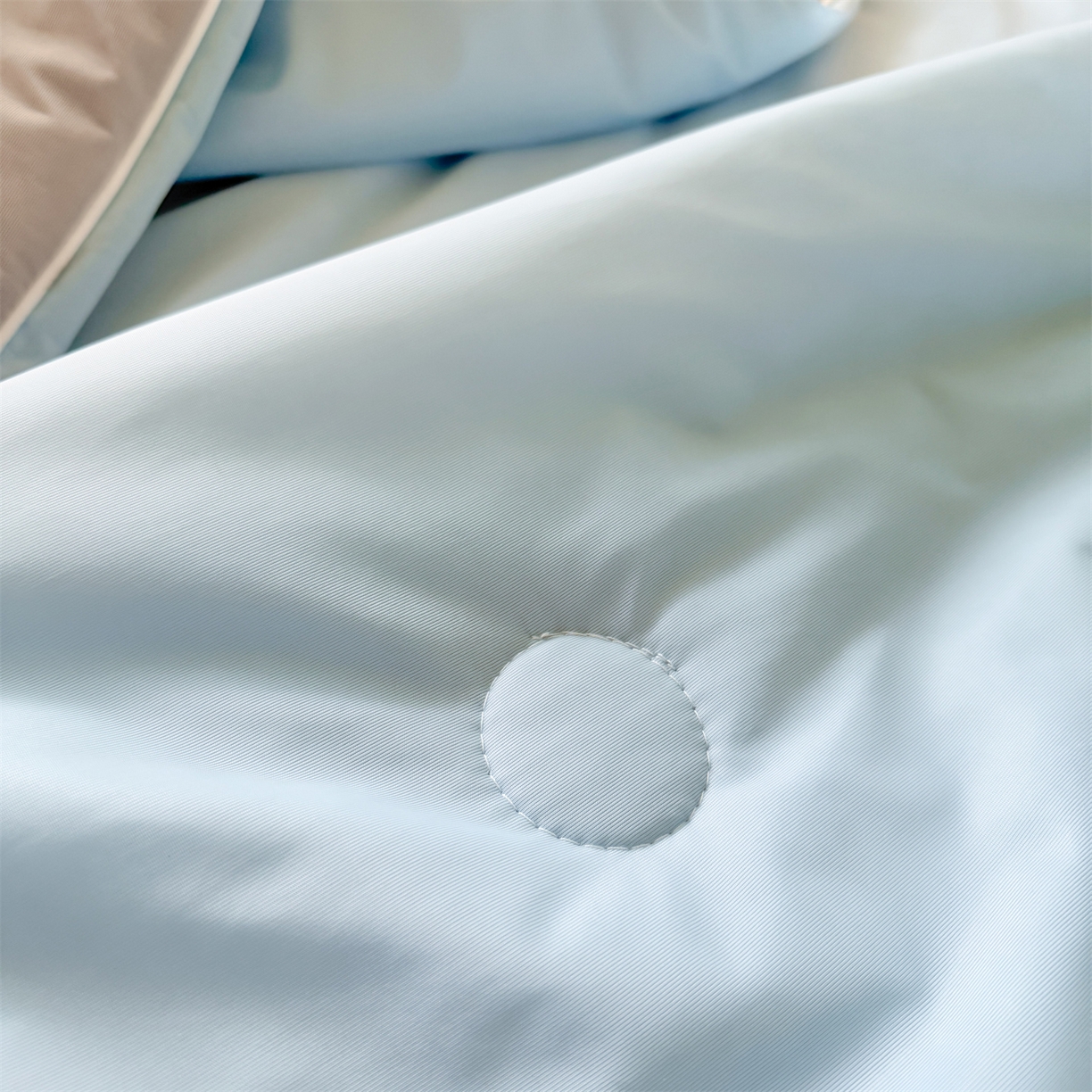 91家纺网 家纺一手货源 找家纺 名兮家居 2026春夏纯色双拼A类凉感丝夏凉被 天空蓝-浅灰