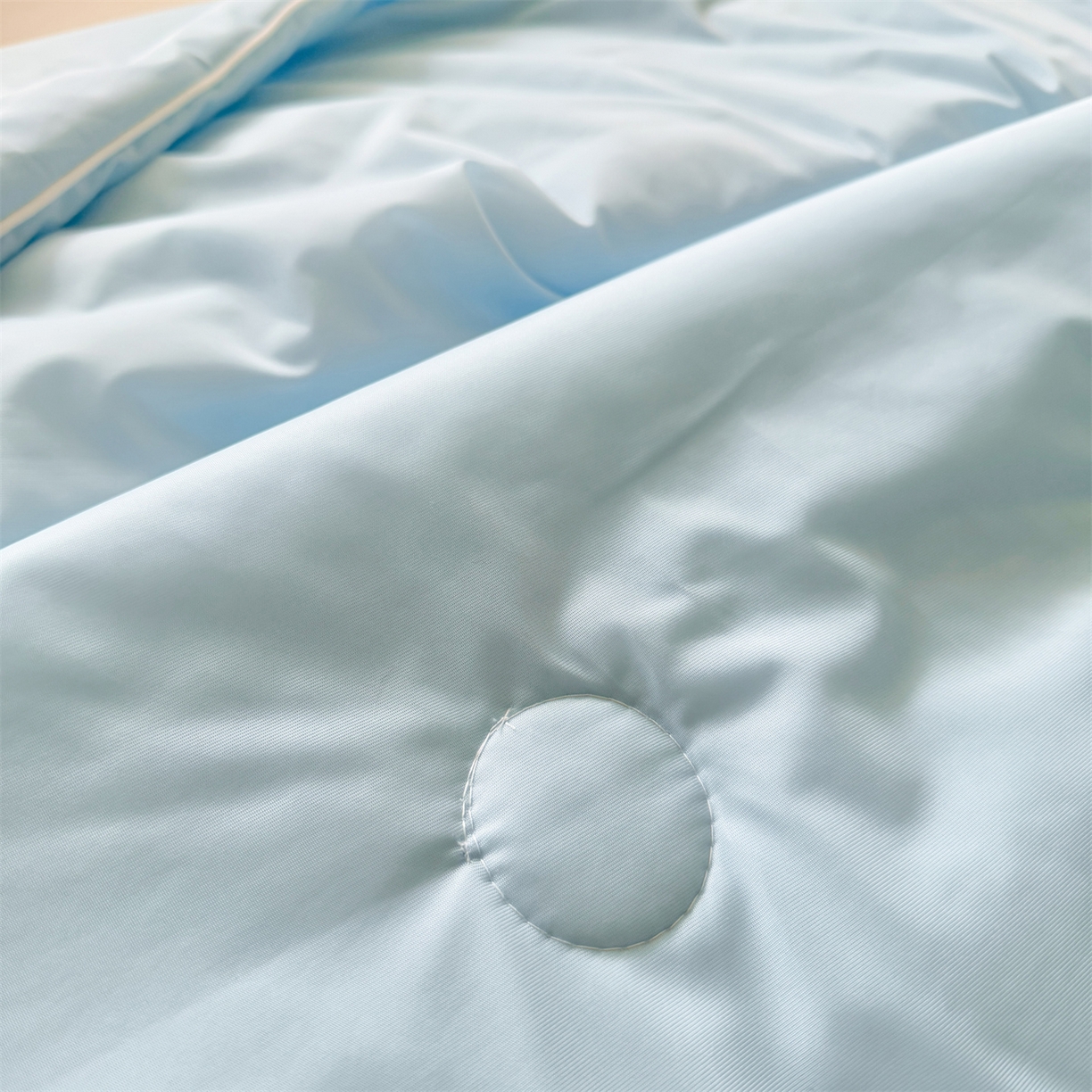 91家纺网 家纺一手货源 找家纺 名兮家居 2026春夏纯色双拼A类凉感丝夏凉被 天空蓝