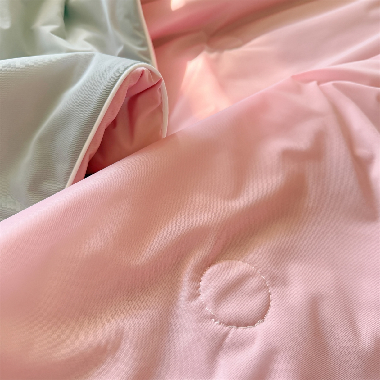 91家纺网 家纺一手货源 找家纺 名兮家居 2026春夏纯色双拼A类凉感丝夏凉被 豆沙-浅灰