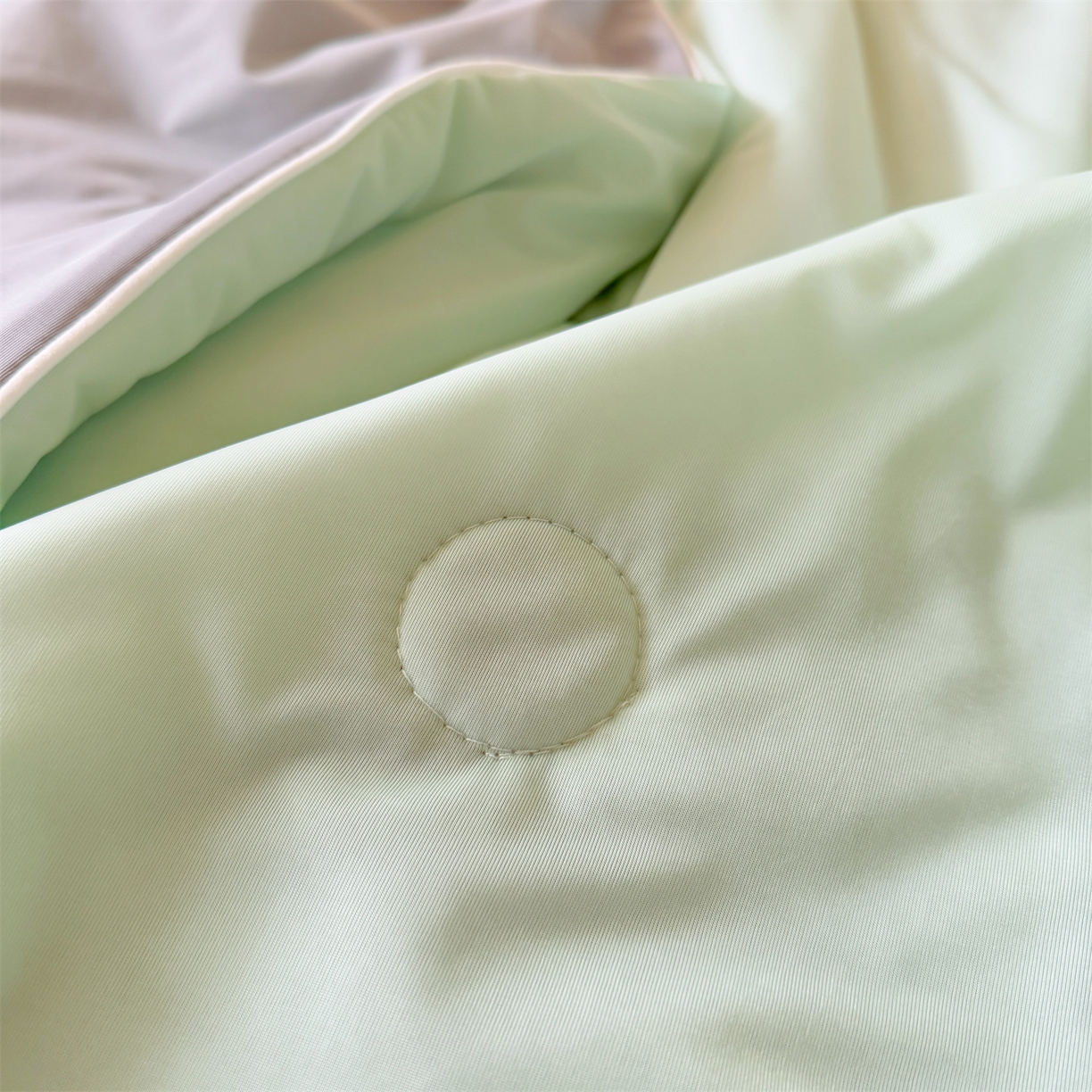 91家纺网 家纺一手货源 找家纺 名兮家居 2026春夏纯色双拼A类凉感丝夏凉被 薄荷绿-浅灰