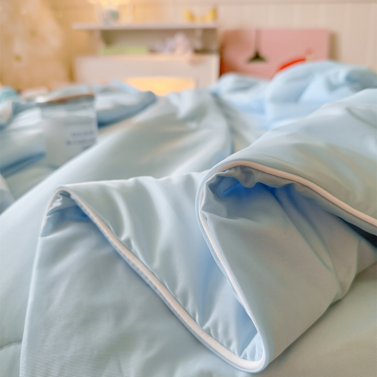 91家纺网 家纺一手货源 找家纺 名兮家居 2026春夏纯色双拼A类凉感丝夏凉被 天空蓝