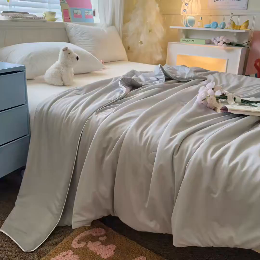 91家纺网 家纺一手货源 找家纺 名兮家居 2026春夏纯色双拼A类凉感丝夏凉被 高级灰