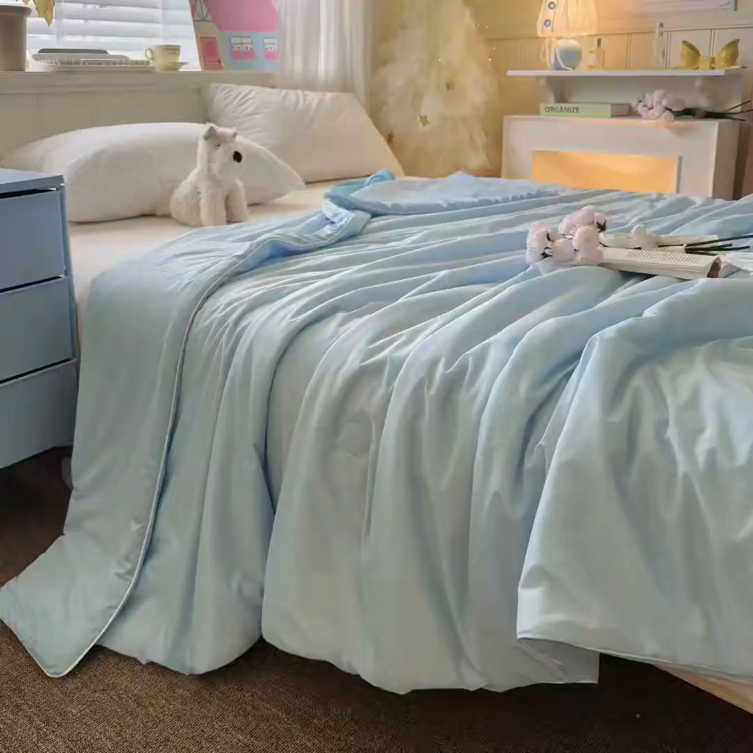 91家纺网 家纺一手货源 找家纺 名兮家居 2026春夏纯色双拼A类凉感丝夏凉被 天空蓝