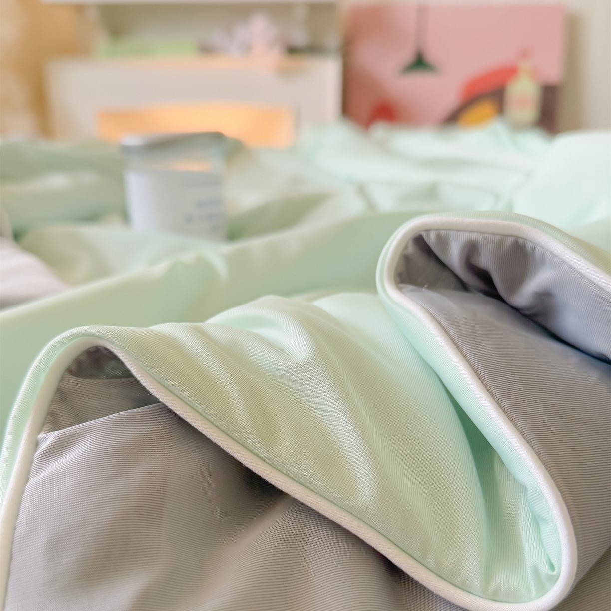 91家纺网 家纺一手货源 找家纺 名兮家居 2026春夏纯色双拼A类凉感丝夏凉被 薄荷绿-浅灰