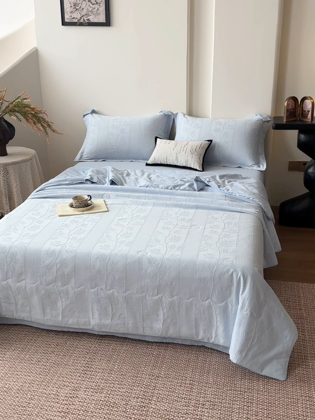 91家纺网 家纺一手货源 找家纺 梵克保罗 2026春夏新款全棉60S长绒棉立体厚织提花单夏被枕套夏凉被空调被 芊芊叶语-云水蓝