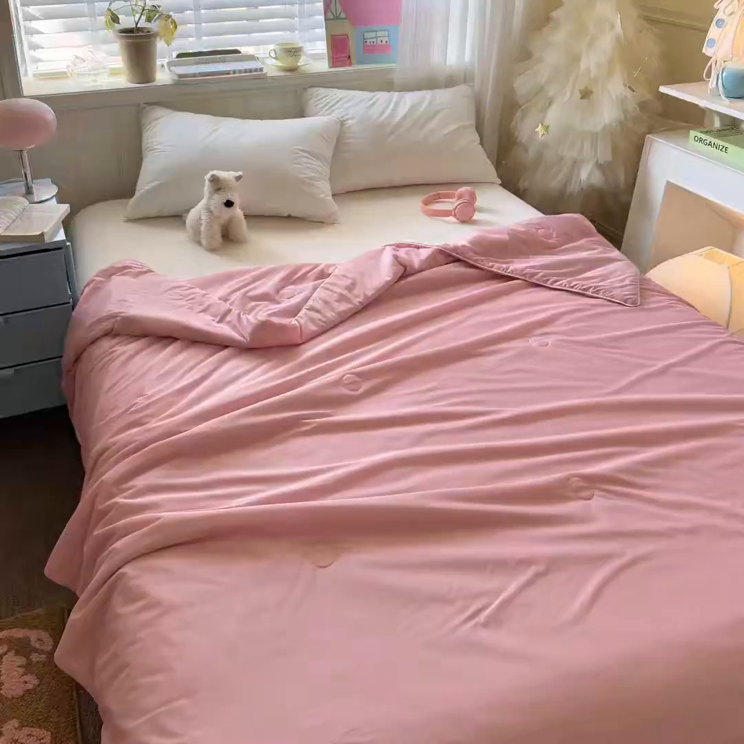 91家纺网 家纺一手货源 找家纺 名兮家居 2026春夏纯色双拼A类凉感丝夏凉被 豆沙