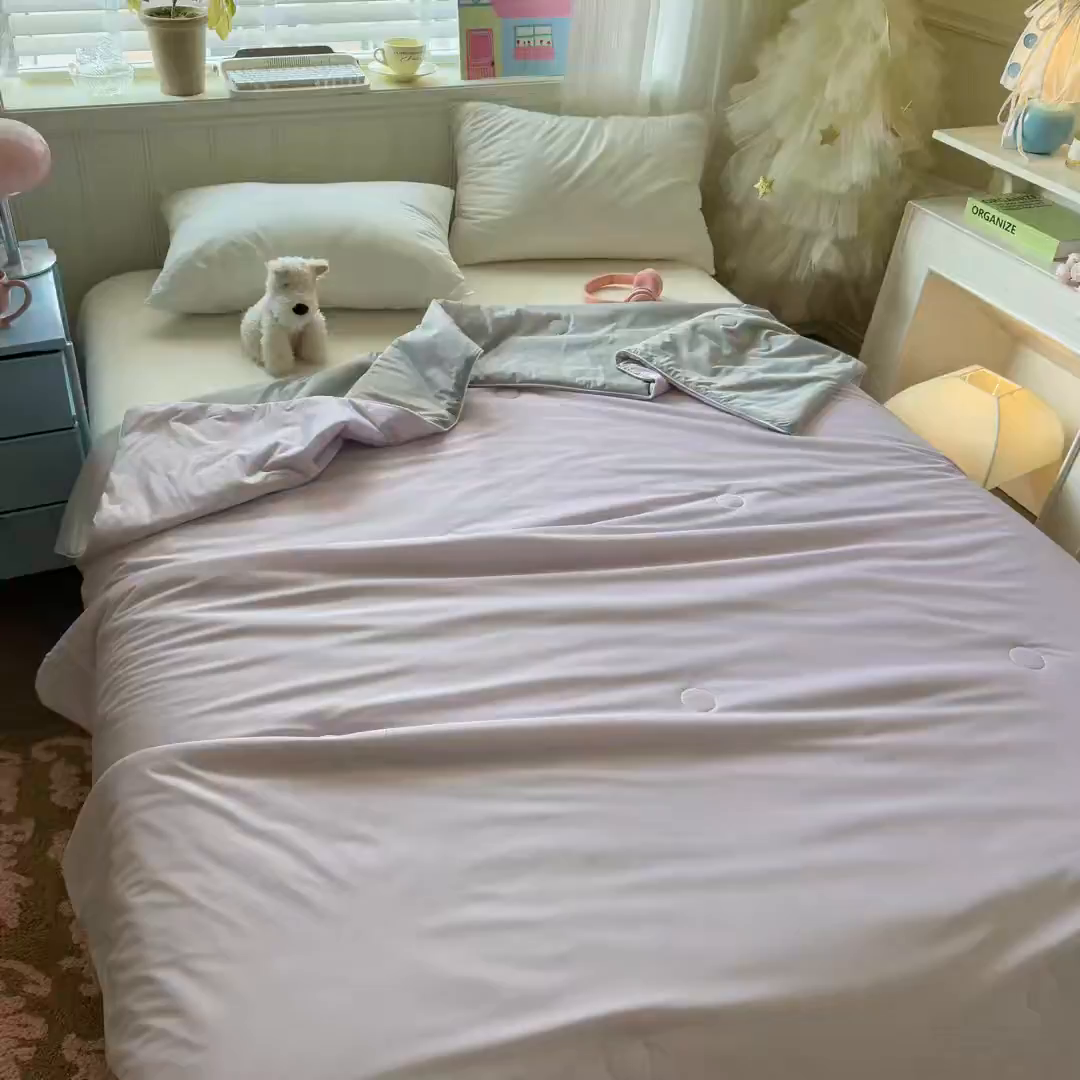 91家纺网 家纺一手货源 找家纺 名兮家居 2026春夏纯色双拼A类凉感丝夏凉被 梦幻紫-浅灰