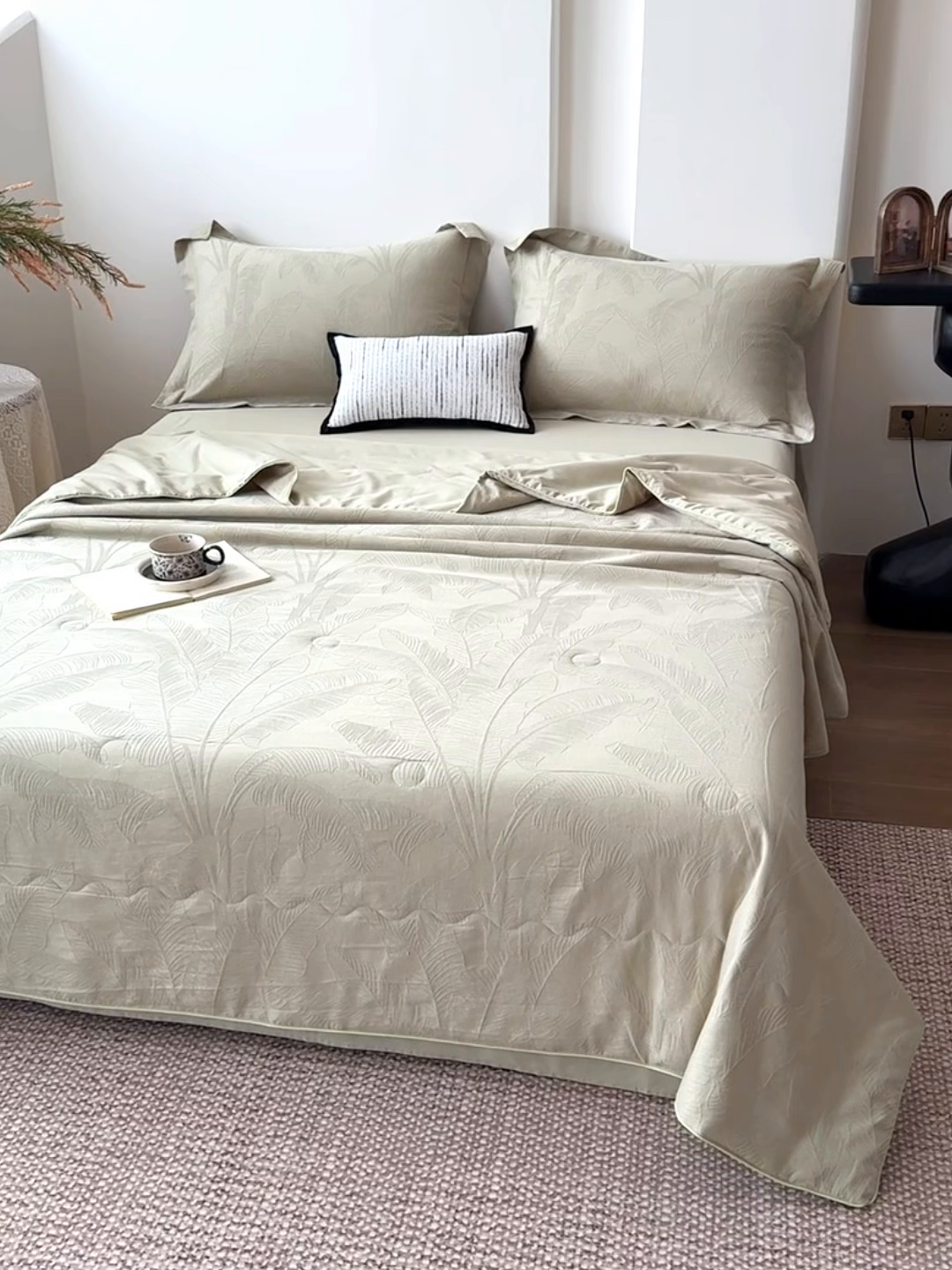 91家纺网 家纺一手货源 找家纺 梵克保罗 2026春夏新款全棉60S长绒棉立体厚织提花单夏被枕套夏凉被空调被 焦野-奶绿