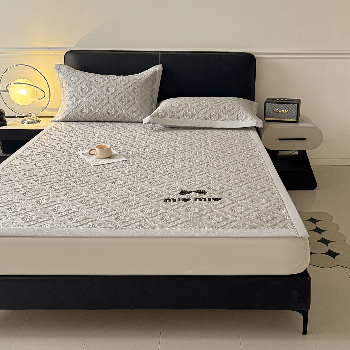 91家纺网 家纺一手货源 找家纺 居易简 2026新款刺绣实拍爆款凉豆豆凉席100%PE乙伦绣花可水洗床席席子-床席款 蝶韵 冰浅灰