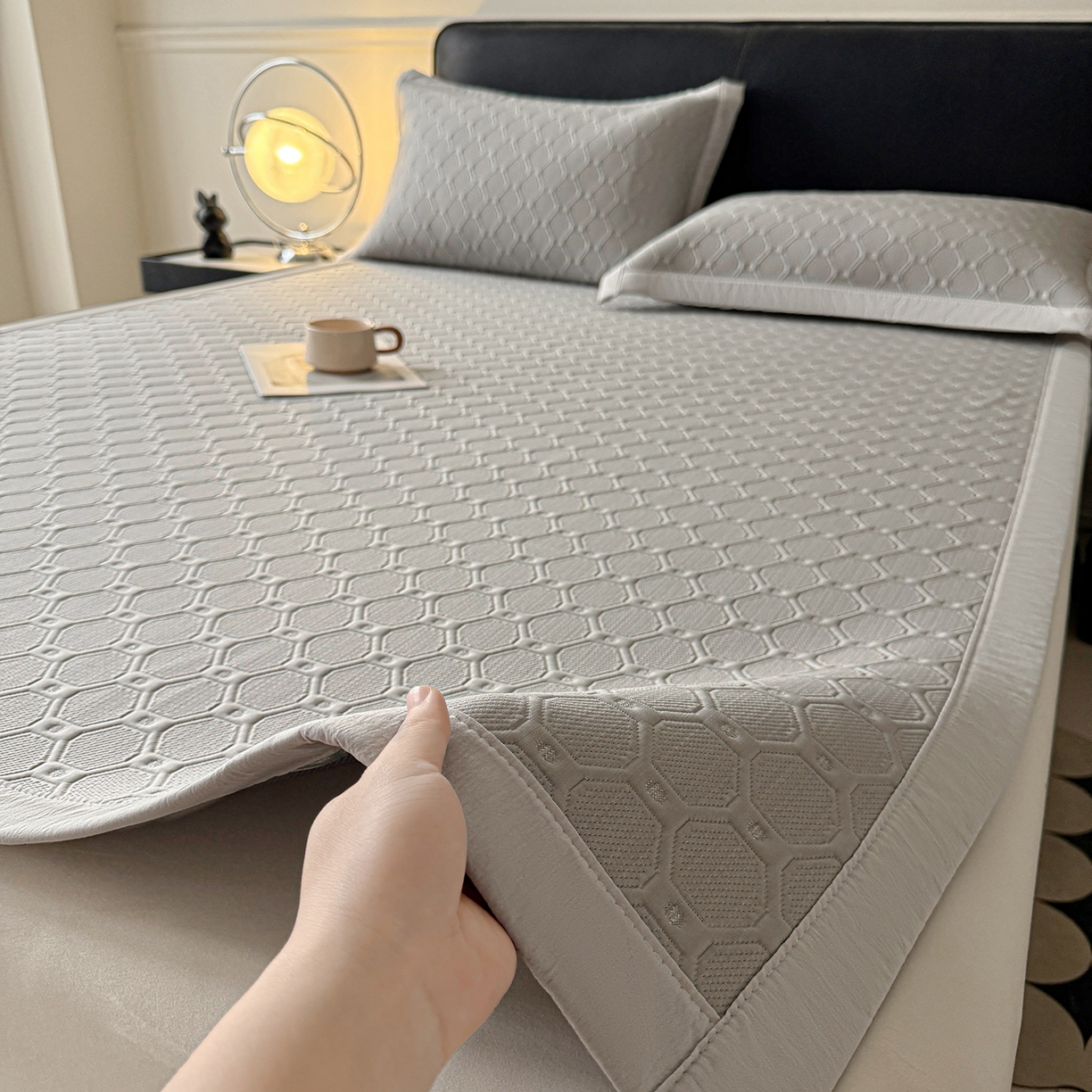 91家纺网 家纺一手货源 找家纺 居易简 2026新款刺绣实拍爆款凉豆豆凉席100%PE乙伦绣花可水洗床席席子-床席款 菱格  冰浅灰