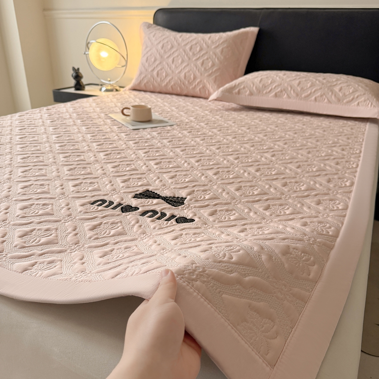 91家纺网 家纺一手货源 找家纺 居易简 2026新款刺绣实拍爆款凉豆豆凉席100%PE乙伦绣花可水洗床席席子-床席款 蝶韵 冰云粉