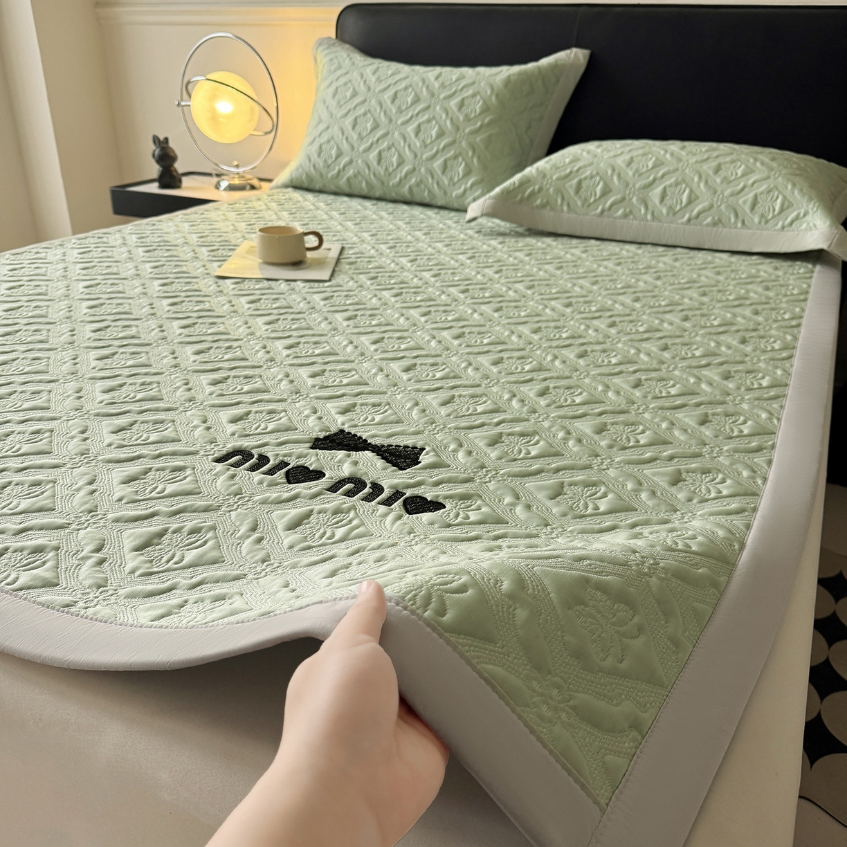 91家纺网 家纺一手货源 找家纺 居易简 2026新款刺绣实拍爆款凉豆豆凉席100%PE乙伦绣花可水洗床席席子-床席款 蝶韵 冰清绿