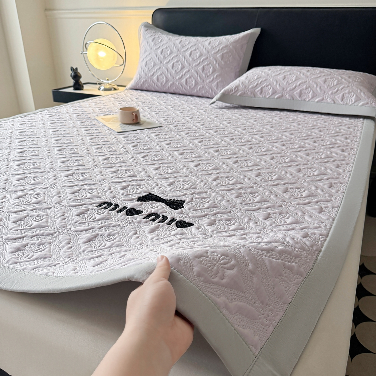 91家纺网 家纺一手货源 找家纺 居易简 2026新款刺绣实拍爆款凉豆豆凉席100%PE乙伦绣花可水洗床席席子-床席款 蝶韵 冰雾紫