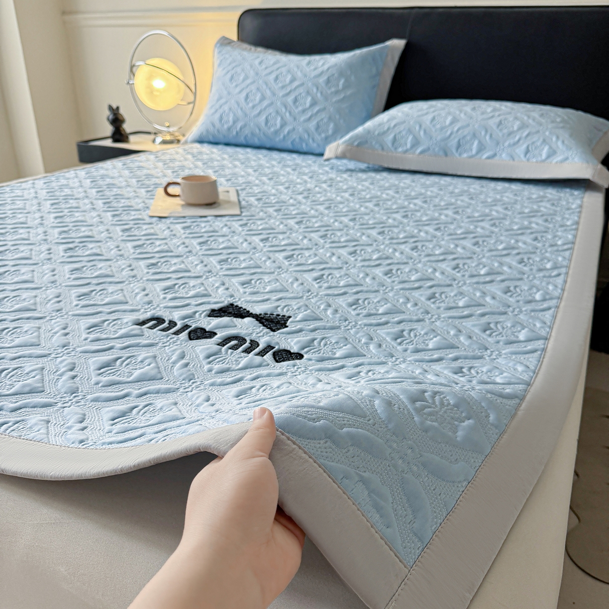 91家纺网 家纺一手货源 找家纺 居易简 2026新款刺绣实拍爆款凉豆豆凉席100%PE乙伦绣花可水洗床席席子-床席款 蝶韵 冰雾蓝