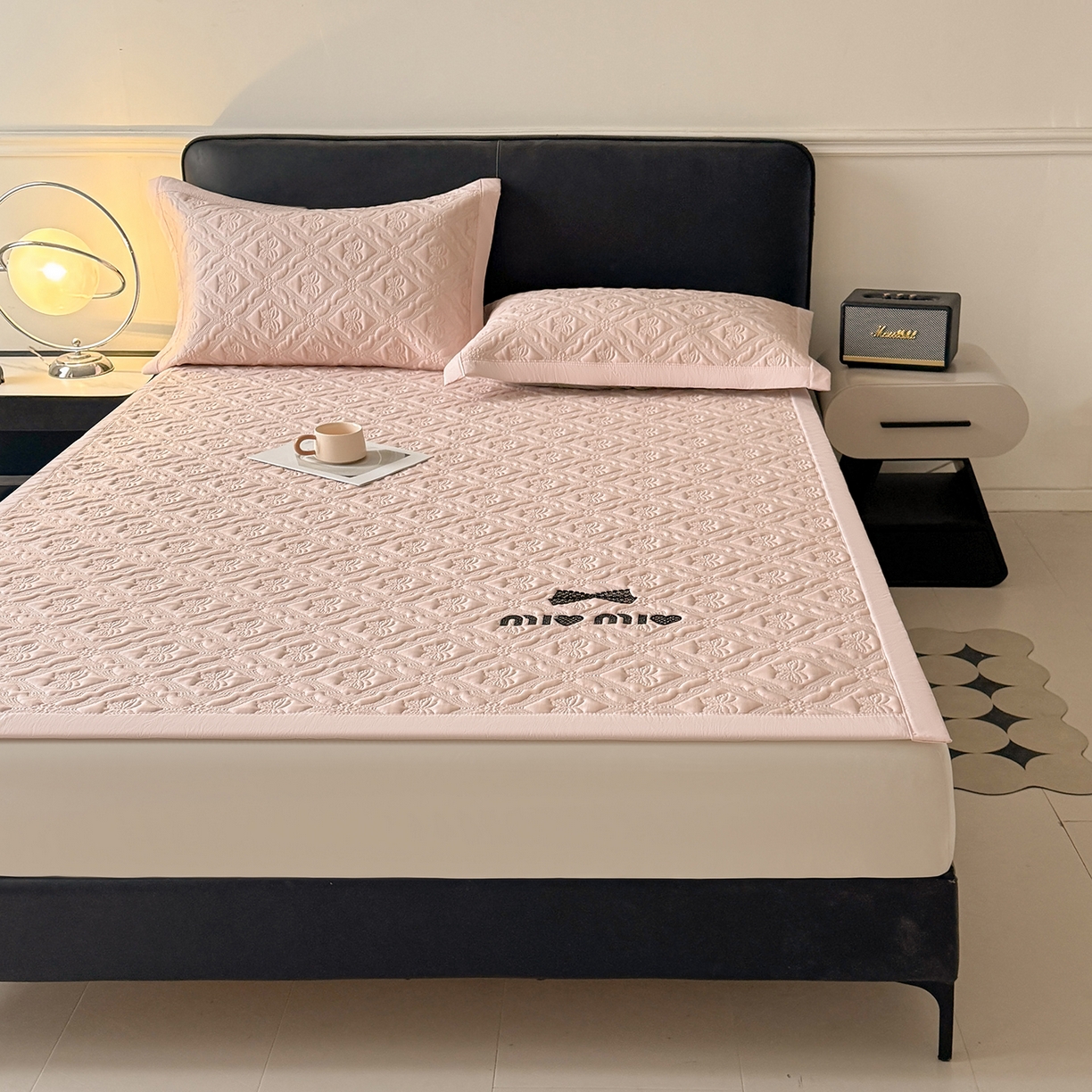 91家纺网 家纺一手货源 找家纺 居易简 2026新款刺绣实拍爆款凉豆豆凉席100%PE乙伦绣花可水洗床席席子-床席款 蝶韵 冰云粉