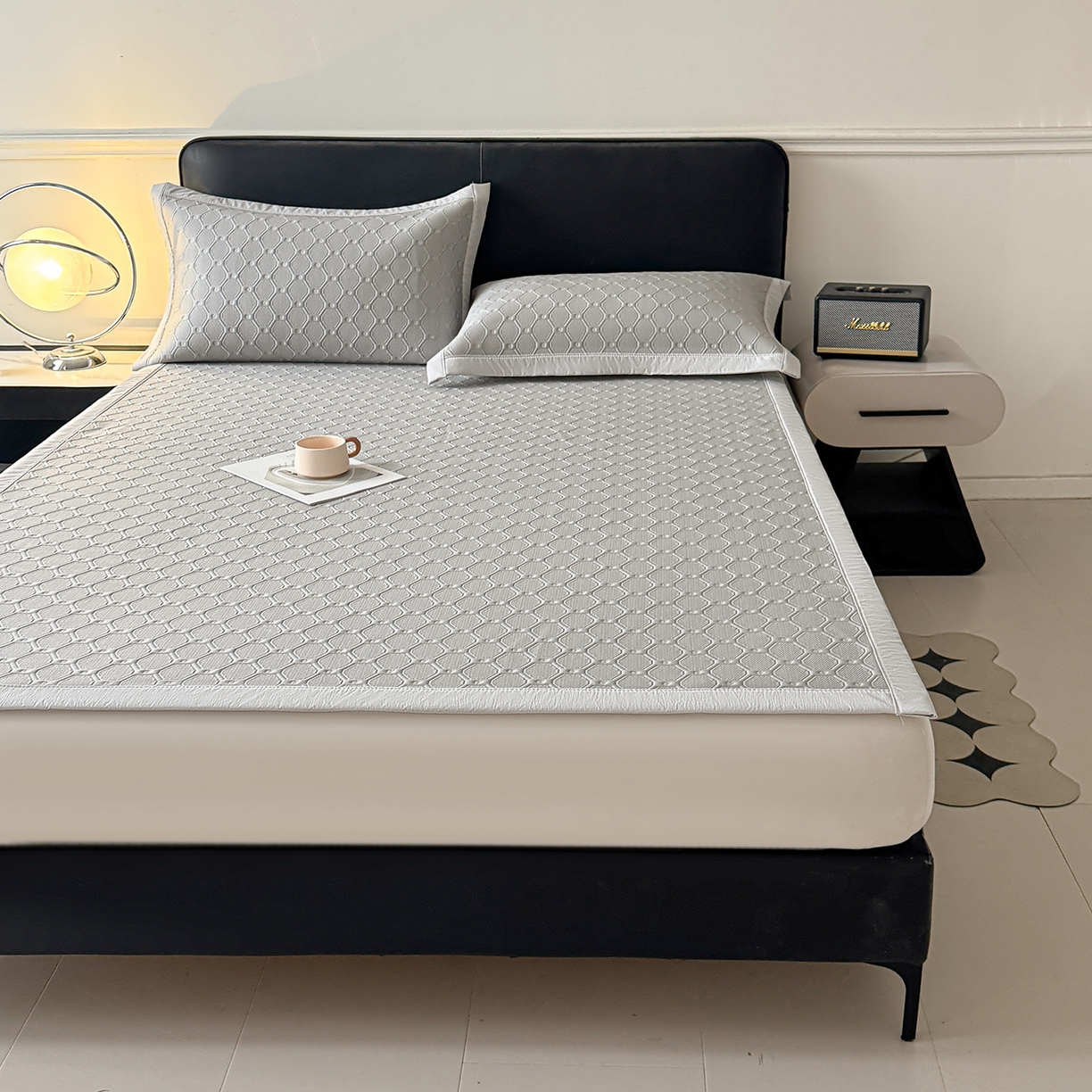 91家纺网 家纺一手货源 找家纺 居易简 2026新款刺绣实拍爆款凉豆豆凉席100%PE乙伦绣花可水洗床席席子-床席款 菱格  冰浅灰