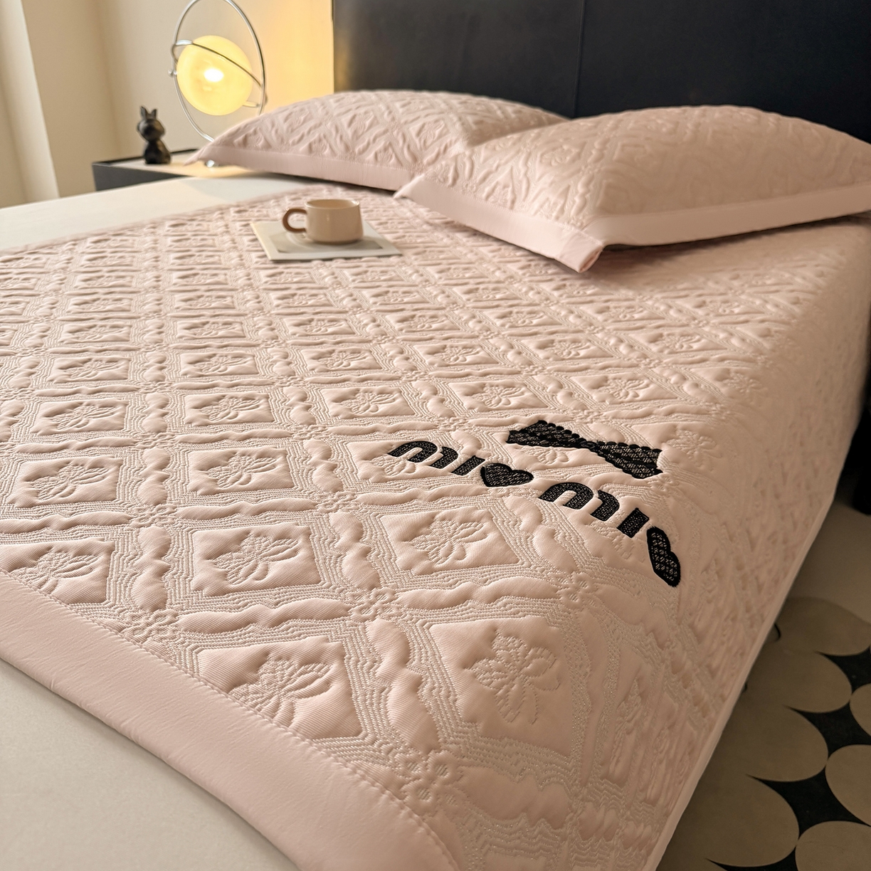 91家纺网 家纺一手货源 找家纺 居易简 2026新款刺绣实拍爆款凉豆豆凉席100%PE乙伦绣花可水洗床席席子-床席款 蝶韵 冰云粉