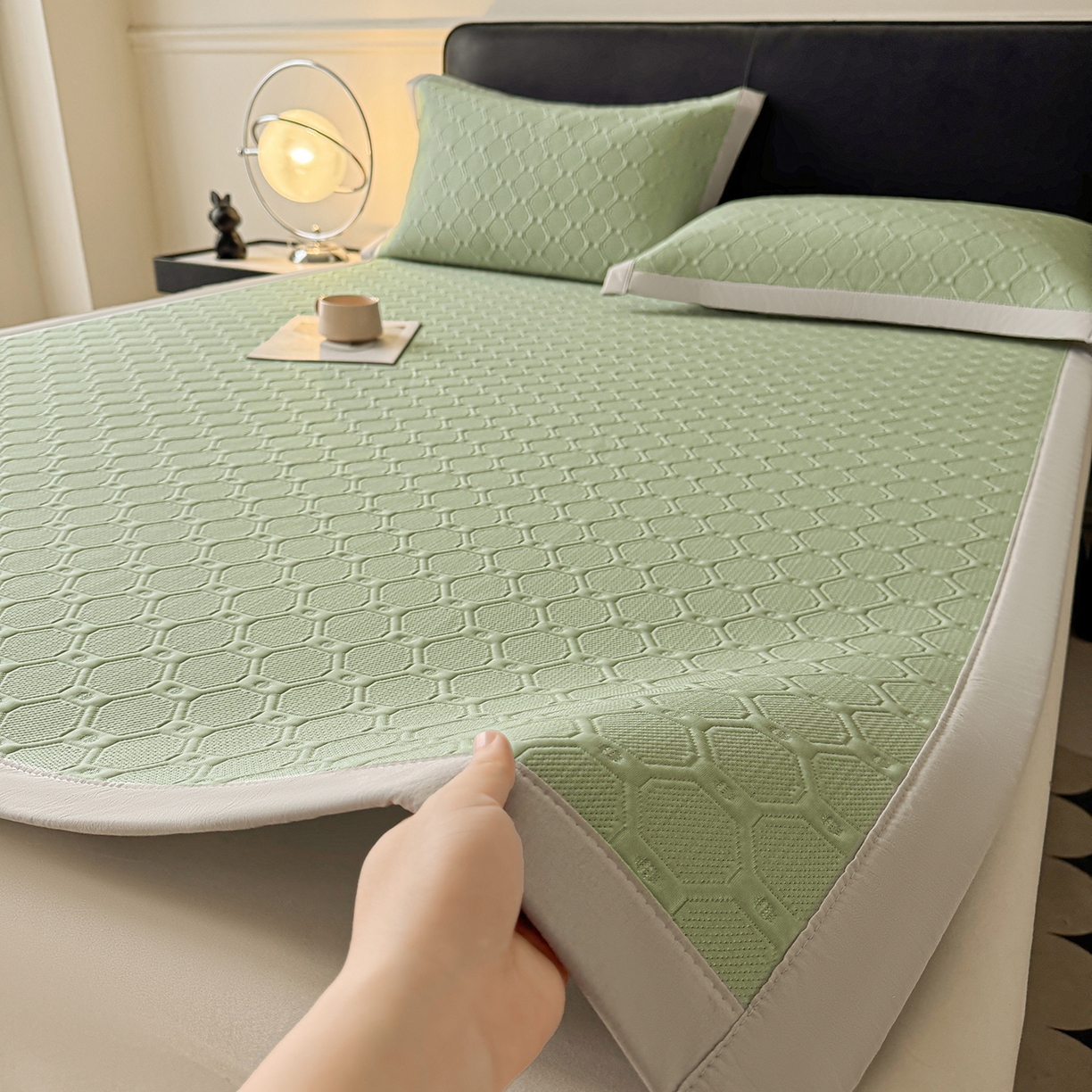 91家纺网 家纺一手货源 找家纺 居易简 2026新款刺绣实拍爆款凉豆豆凉席100%PE乙伦绣花可水洗床席席子-床席款 菱格  冰清绿
