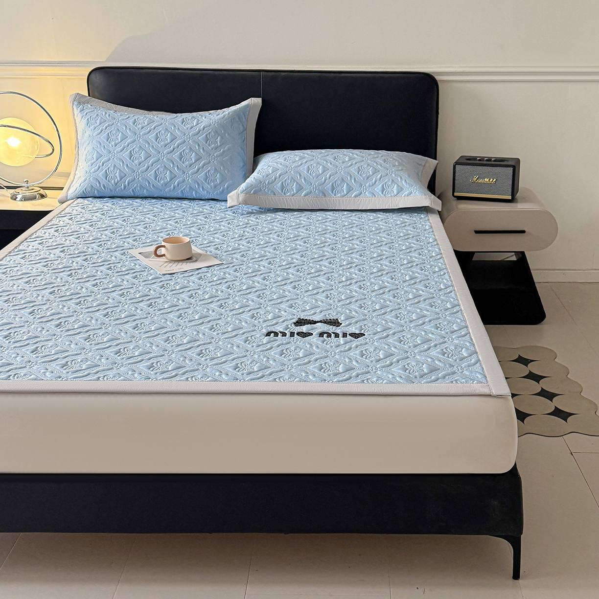 91家纺网 家纺一手货源 找家纺 居易简 2026新款刺绣实拍爆款凉豆豆凉席100%PE乙伦绣花可水洗床席席子-床席款 蝶韵 冰雾蓝