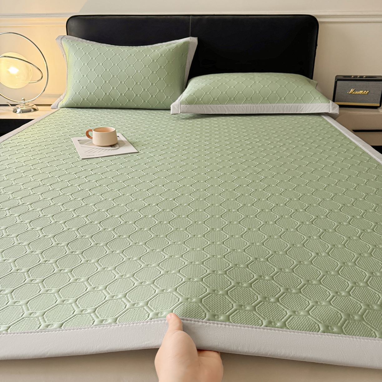 91家纺网 家纺一手货源 找家纺 居易简 2026新款刺绣实拍爆款凉豆豆凉席100%PE乙伦绣花可水洗床席席子-床席款 菱格  冰清绿
