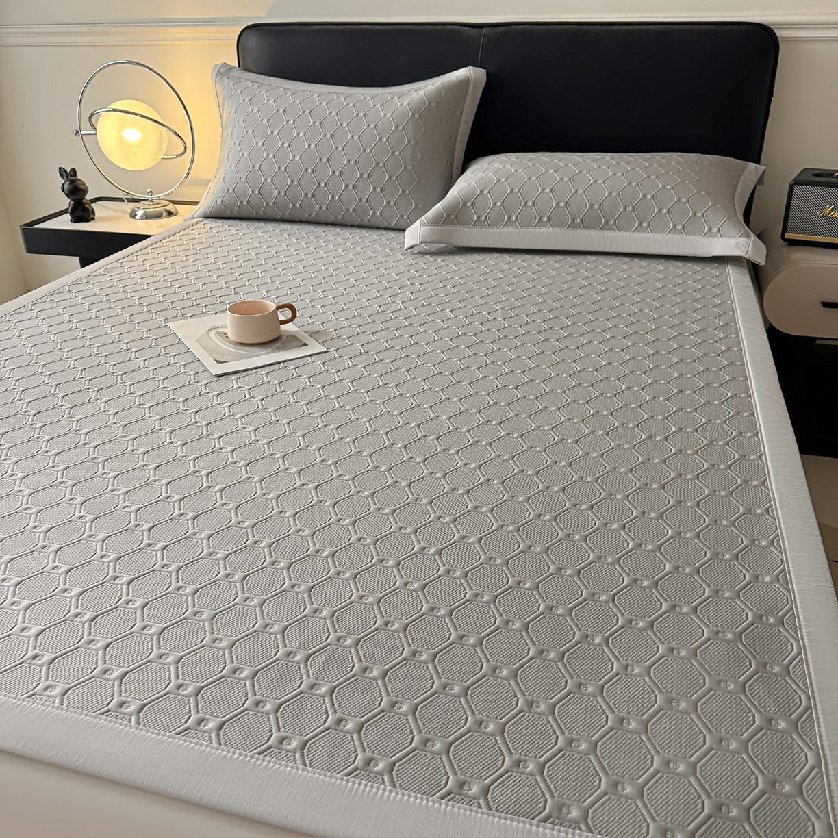 91家纺网 家纺一手货源 找家纺 居易简 2026新款刺绣实拍爆款凉豆豆凉席100%PE乙伦绣花可水洗床席席子-床席款 菱格  冰浅灰