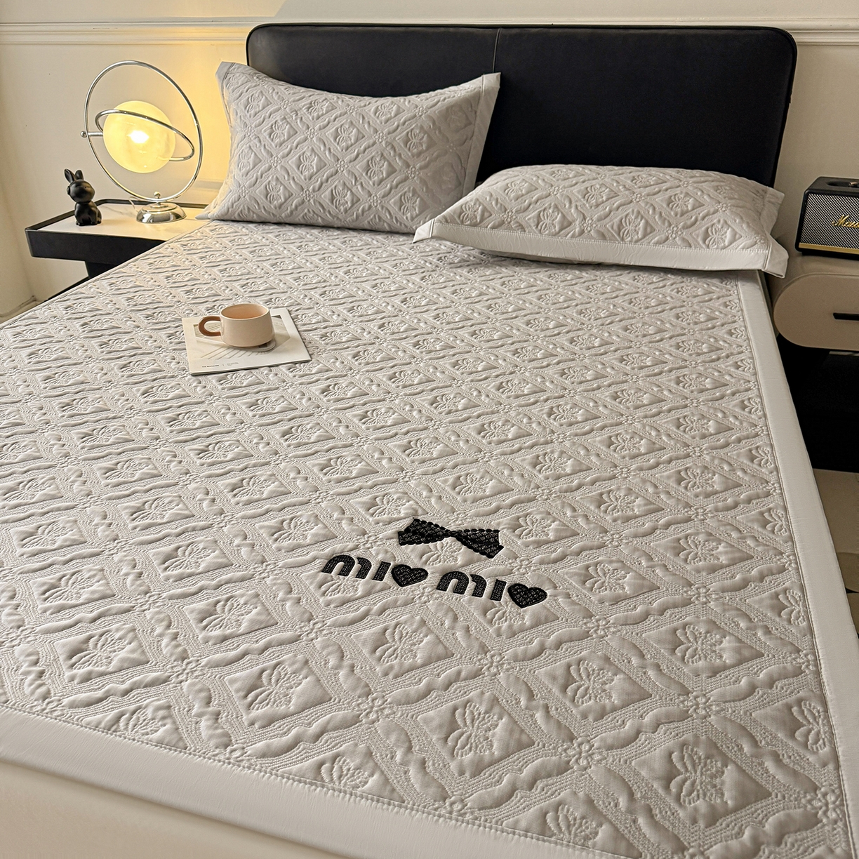 91家纺网 家纺一手货源 找家纺 居易简 2026新款刺绣实拍爆款凉豆豆凉席100%PE乙伦绣花可水洗床席席子-床席款 蝶韵 冰浅灰