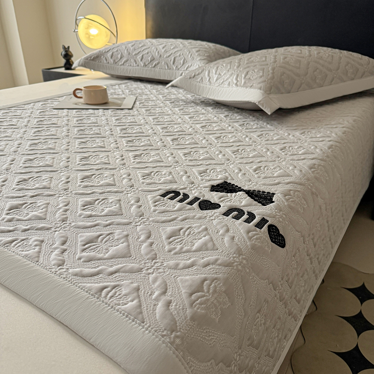 91家纺网 家纺一手货源 找家纺 居易简 2026新款刺绣实拍爆款凉豆豆凉席100%PE乙伦绣花可水洗床席席子-床席款 蝶韵 冰浅灰