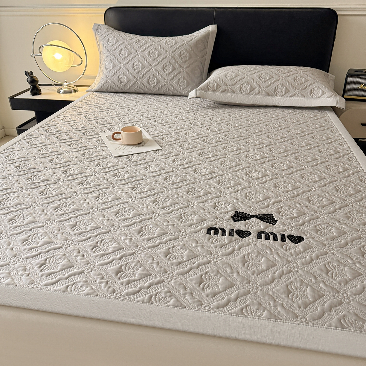 91家纺网 家纺一手货源 找家纺 居易简 2026新款刺绣实拍爆款凉豆豆凉席100%PE乙伦绣花可水洗床席席子-床席款 蝶韵 冰浅灰