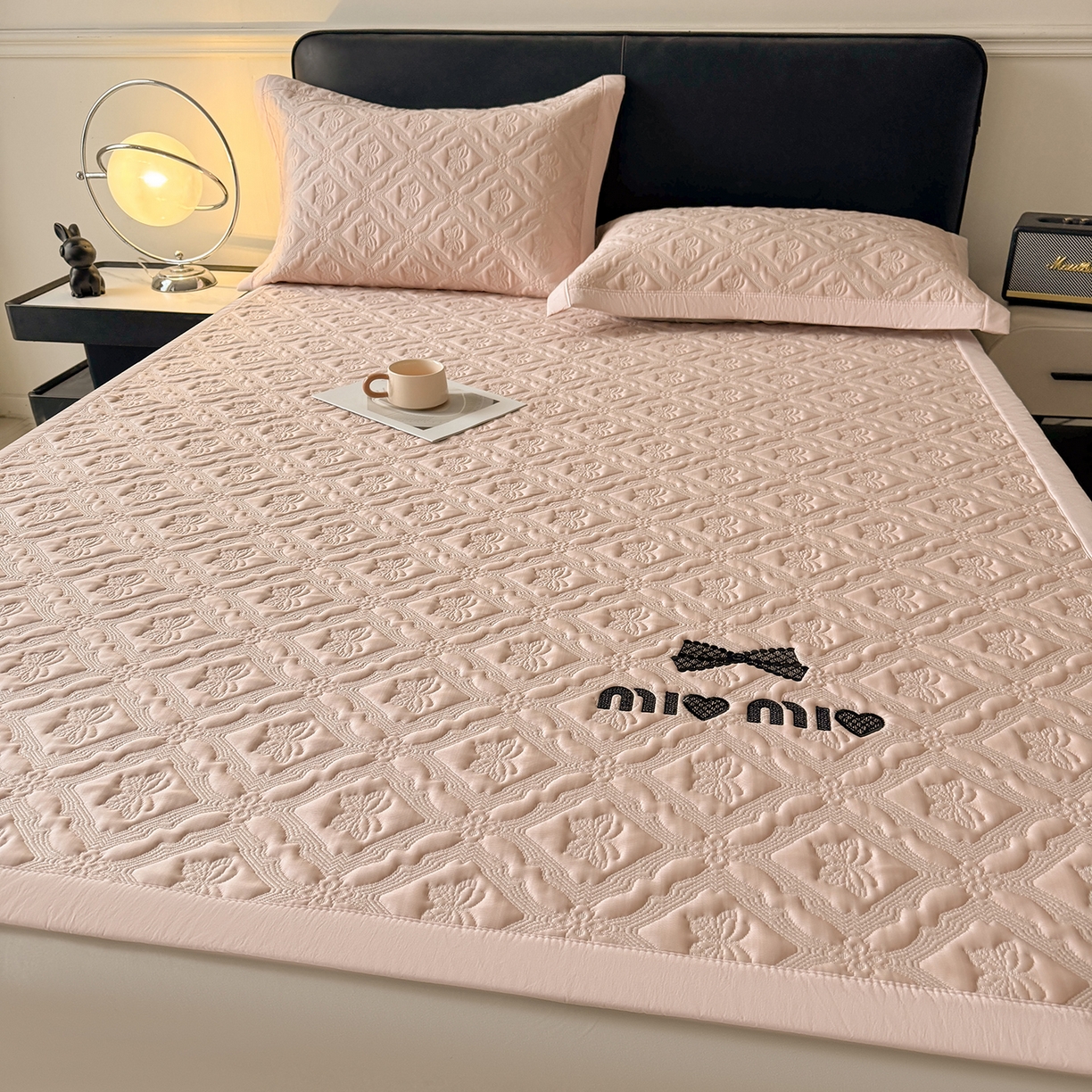 91家纺网 家纺一手货源 找家纺 居易简 2026新款刺绣实拍爆款凉豆豆凉席100%PE乙伦绣花可水洗床席席子-床席款 蝶韵 冰云粉