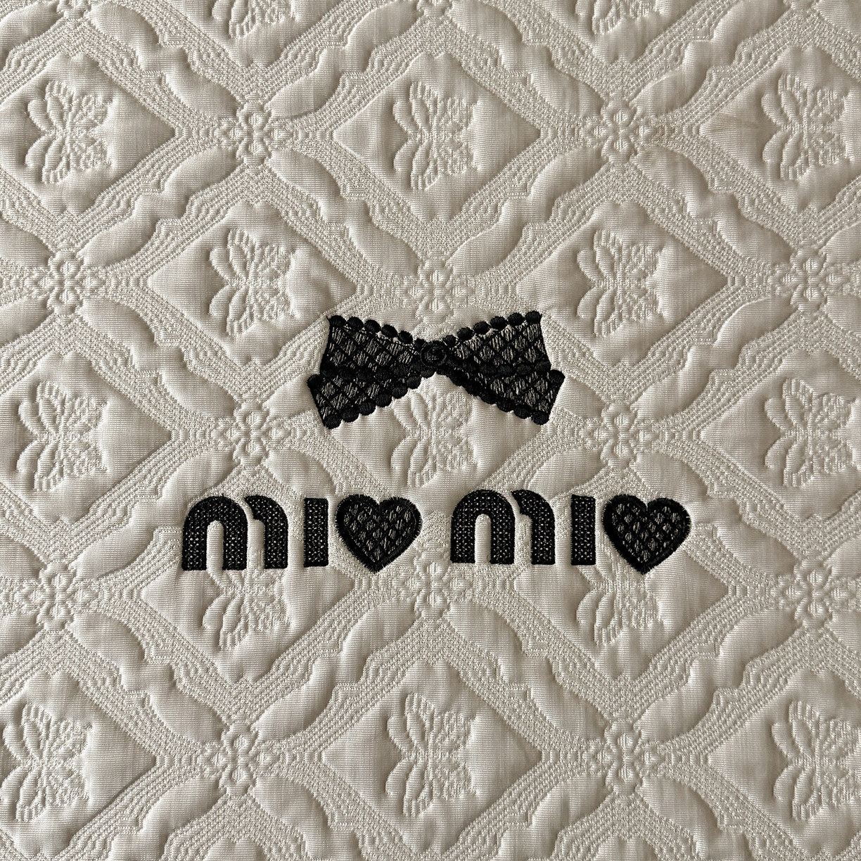 91家纺网 家纺一手货源 找家纺 居易简 2026新款刺绣实拍爆款凉豆豆凉席100%PE乙伦绣花可水洗床席席子-床席款 蝶韵 冰浅灰