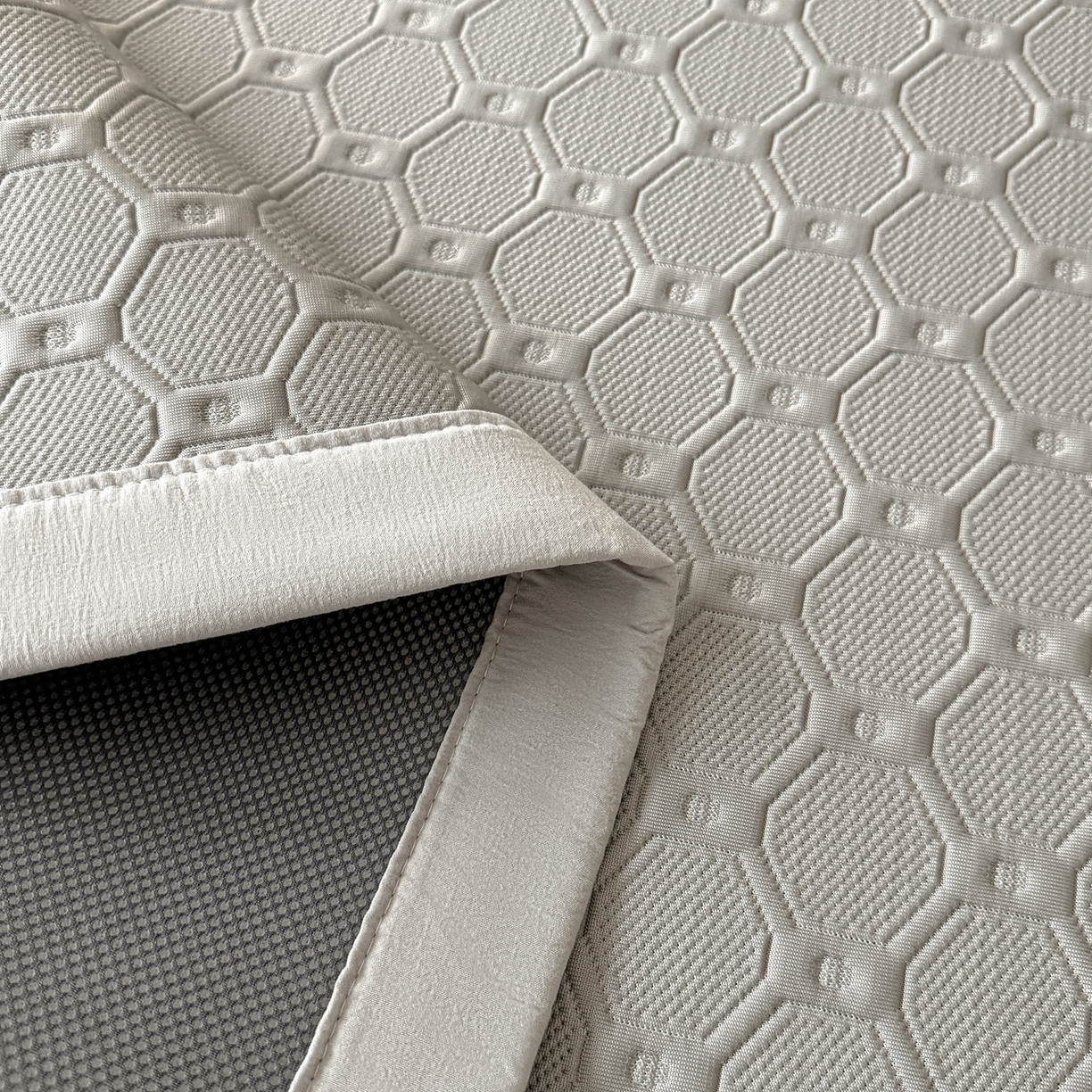 91家纺网 家纺一手货源 找家纺 居易简 2026新款刺绣实拍爆款凉豆豆凉席100%PE乙伦绣花可水洗床席席子-床席款 菱格  冰浅灰