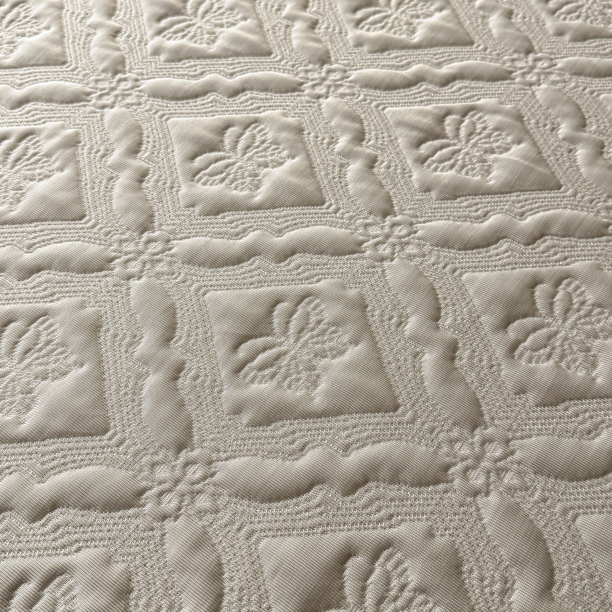 91家纺网 家纺一手货源 找家纺 居易简 2026新款刺绣实拍爆款凉豆豆凉席100%PE乙伦绣花可水洗床席席子-床席款 蝶韵 冰浅灰